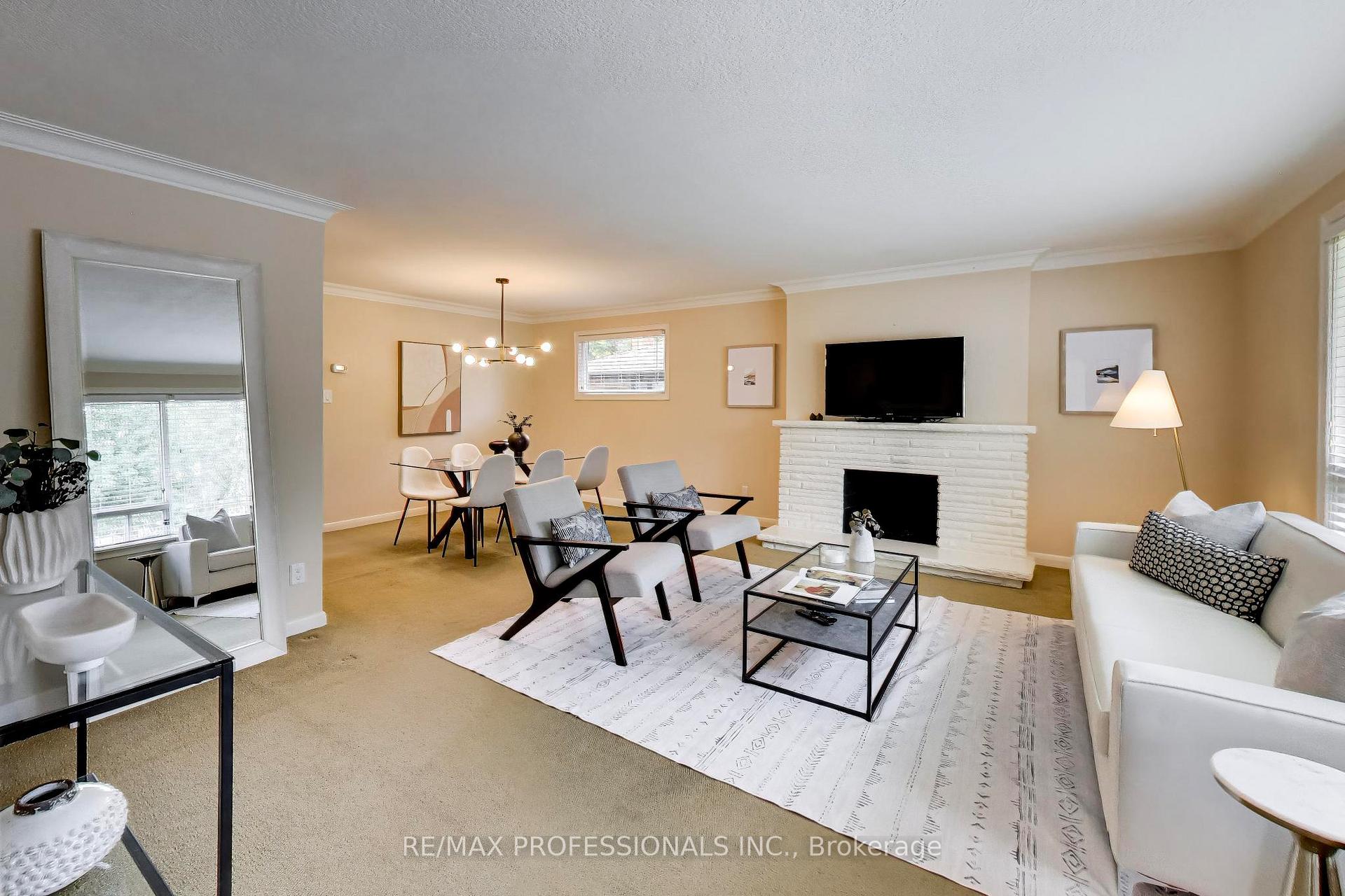Photo 5 of 24 Beaverbrook Avenue, Etobicoke, Princess-Rosethorn — HOMEH