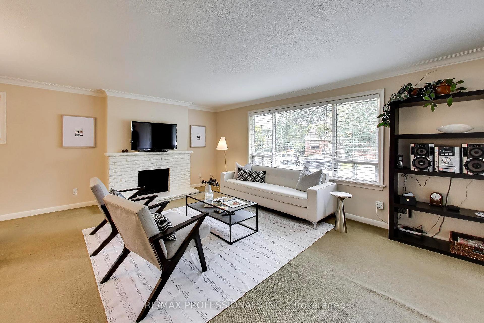 Photo 6 of 24 Beaverbrook Avenue, Etobicoke, Princess-Rosethorn — HOMEH