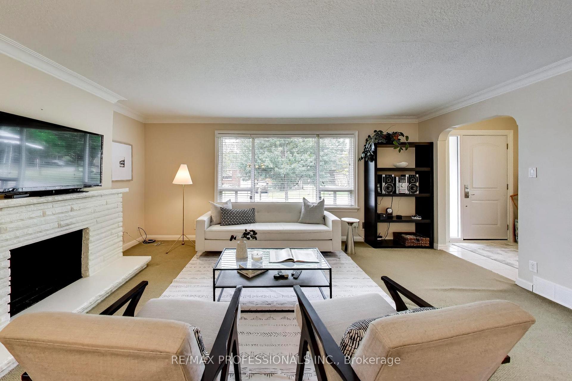 Photo 7 of 24 Beaverbrook Avenue, Etobicoke, Princess-Rosethorn — HOMEH