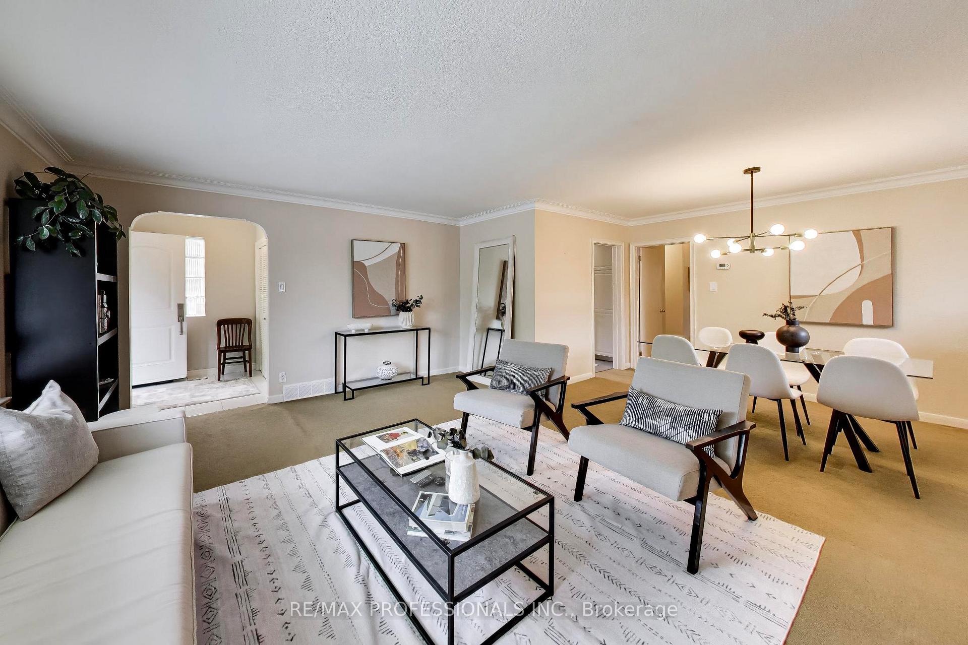 Photo 8 of 24 Beaverbrook Avenue, Etobicoke, Princess-Rosethorn — HOMEH