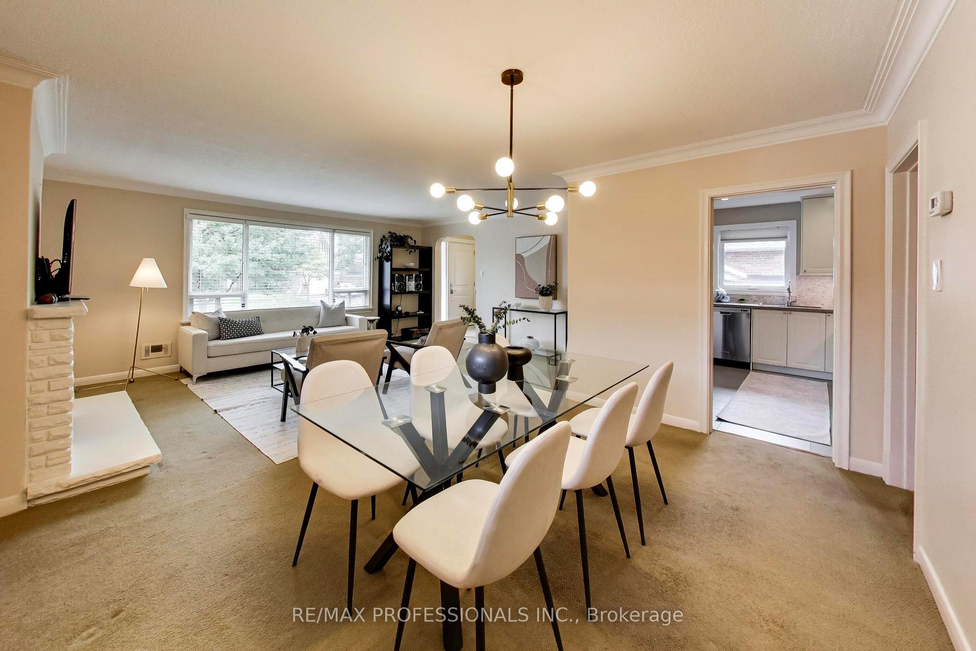 Photo 11 of 24 Beaverbrook Avenue, Etobicoke, Princess-Rosethorn — HOMEH