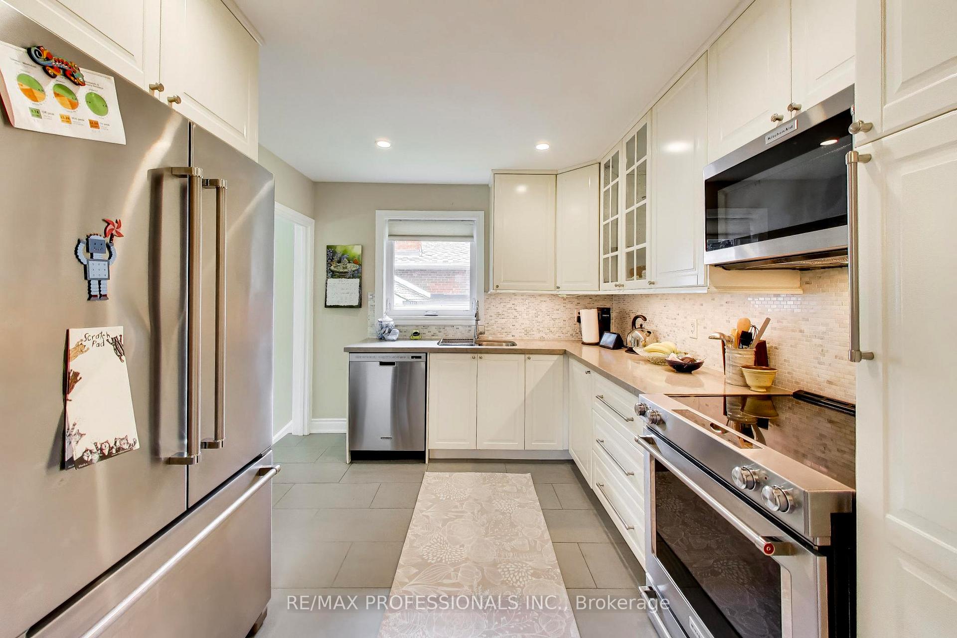 Photo 12 of 24 Beaverbrook Avenue, Etobicoke, Princess-Rosethorn — HOMEH