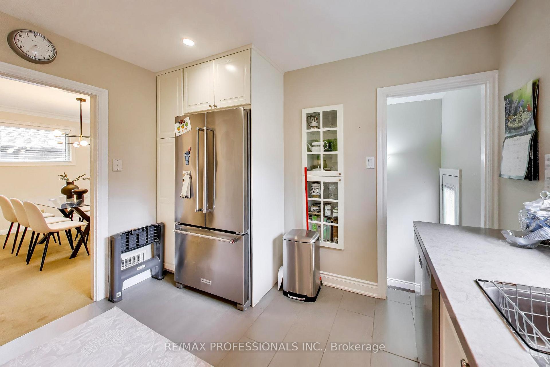 Photo 13 of 24 Beaverbrook Avenue, Etobicoke, Princess-Rosethorn — HOMEH