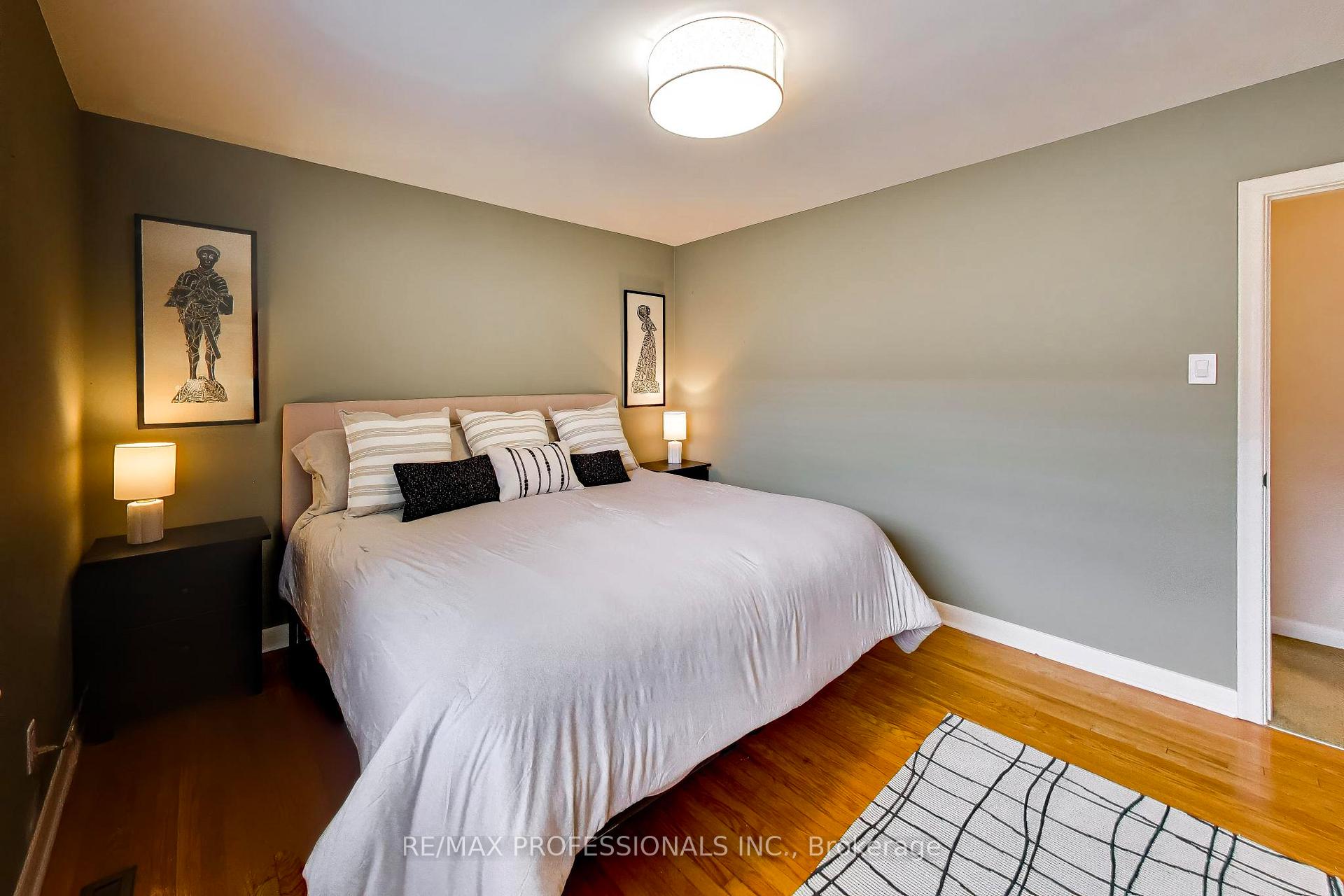 Photo 15 of 24 Beaverbrook Avenue, Etobicoke, Princess-Rosethorn — HOMEH