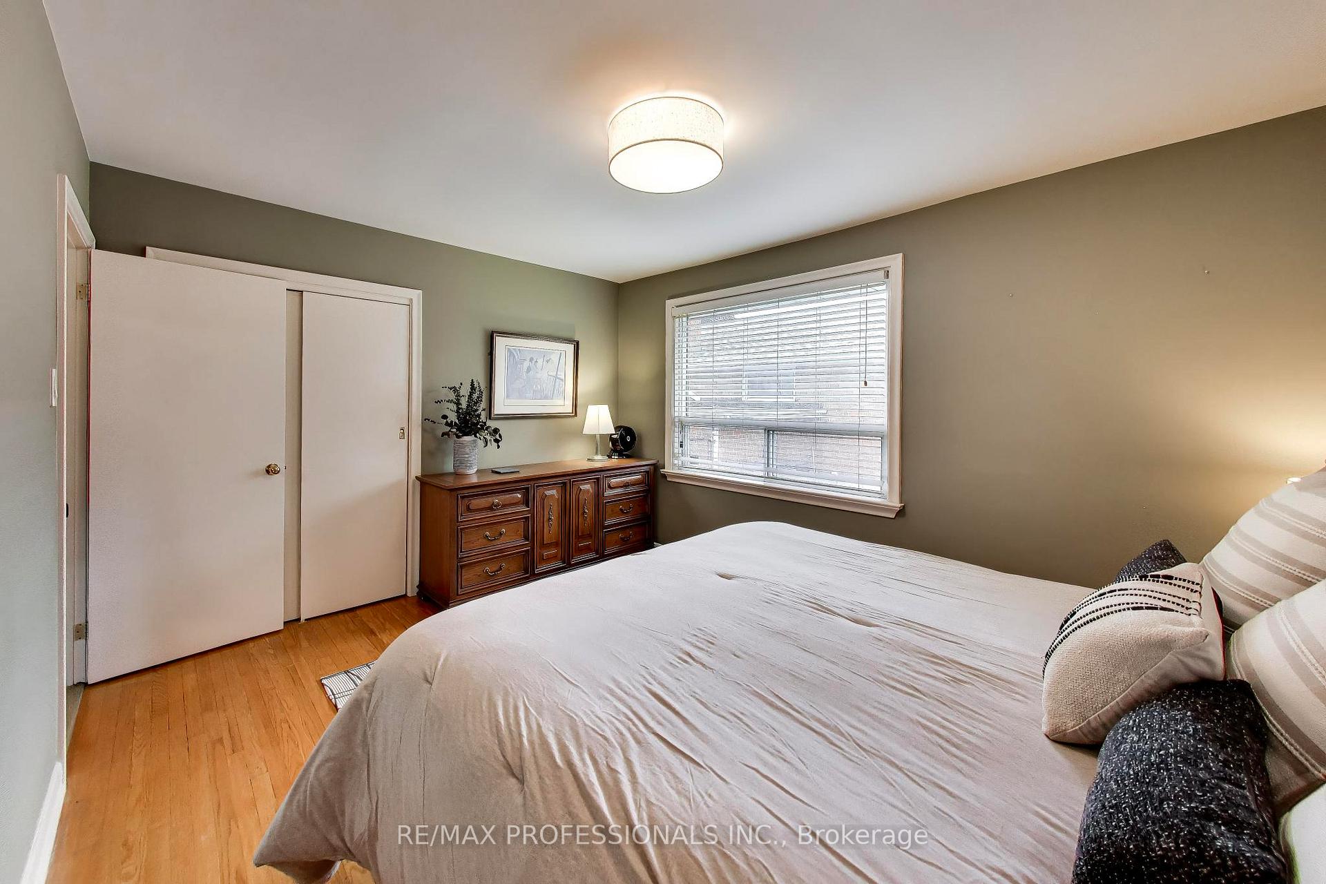 Photo 16 of 24 Beaverbrook Avenue, Etobicoke, Princess-Rosethorn — HOMEH