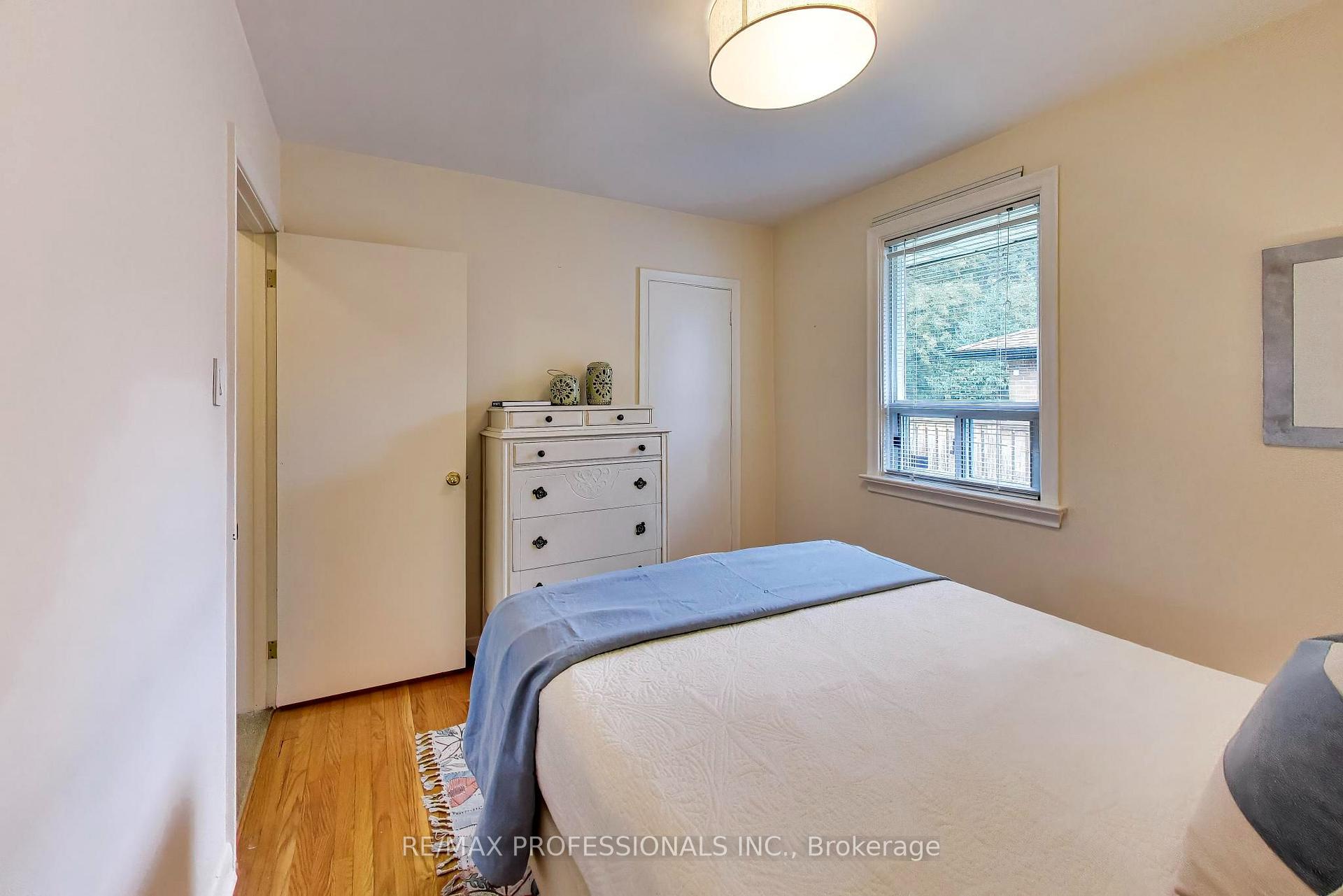 Photo 18 of 24 Beaverbrook Avenue, Etobicoke, Princess-Rosethorn — HOMEH