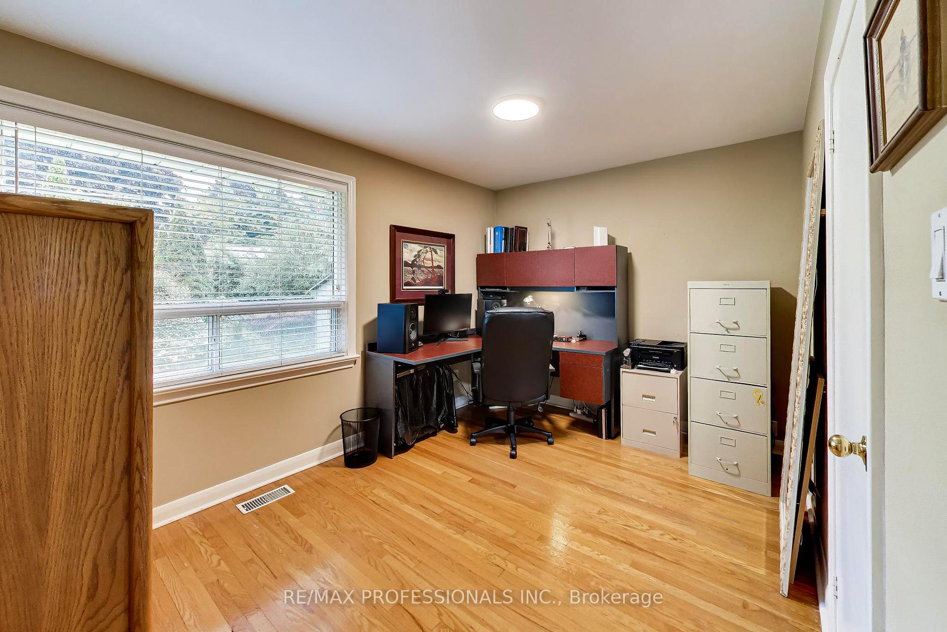 Photo 19 of 24 Beaverbrook Avenue, Etobicoke, Princess-Rosethorn — HOMEH