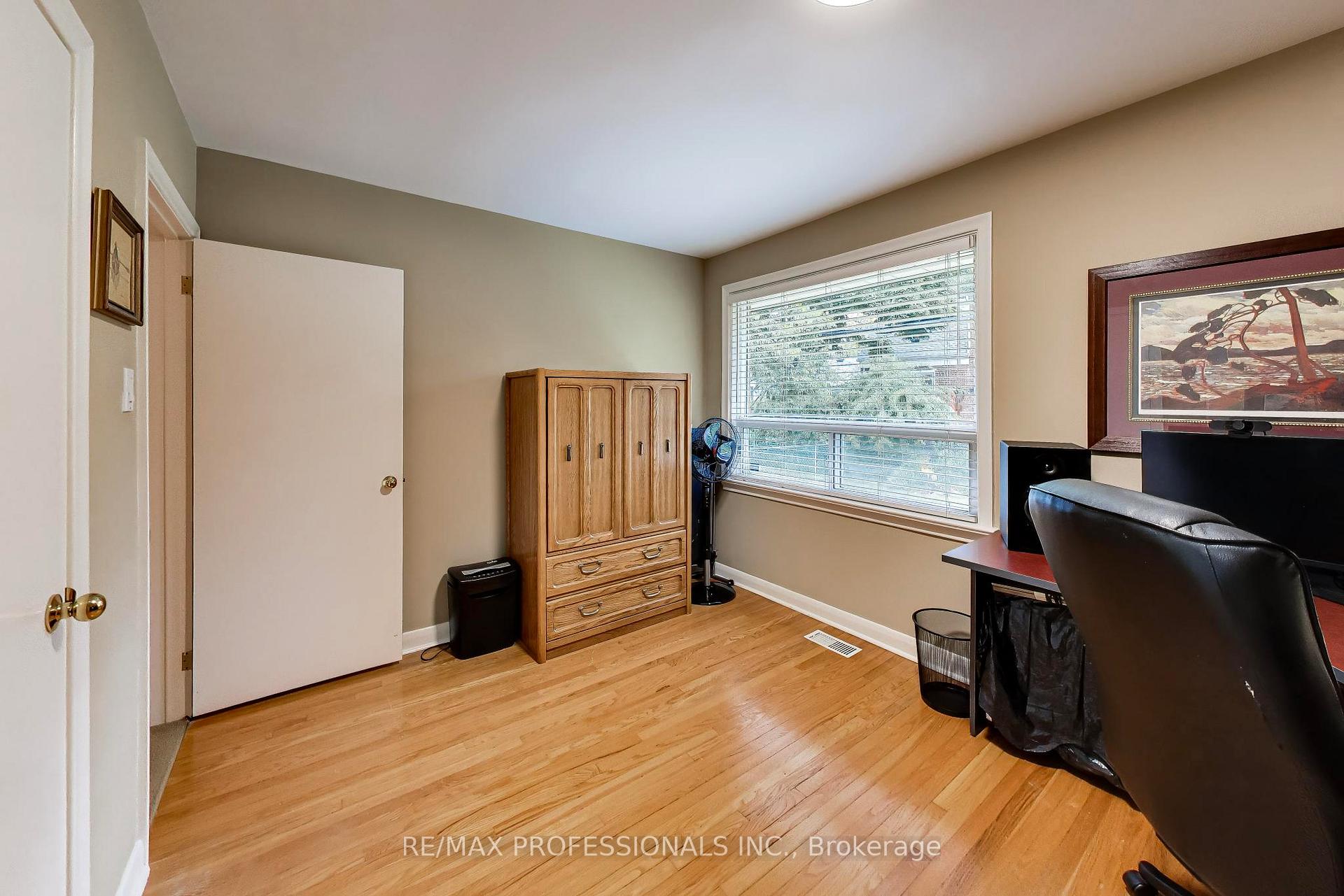 Photo 20 of 24 Beaverbrook Avenue, Etobicoke, Princess-Rosethorn — HOMEH