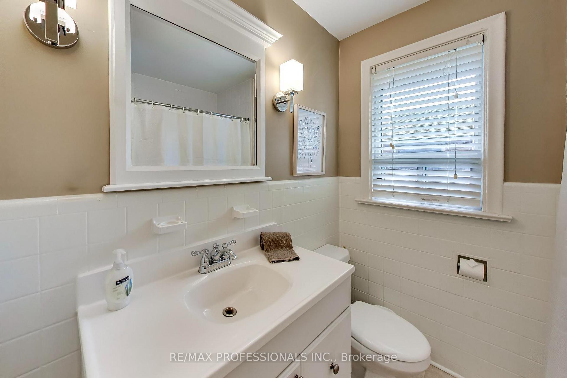 Photo 21 of 24 Beaverbrook Avenue, Etobicoke, Princess-Rosethorn — HOMEH