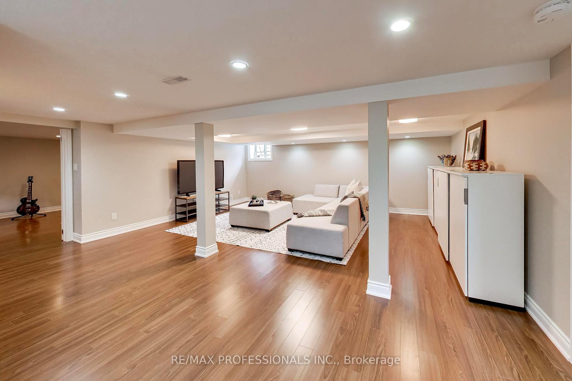 Photo 22 of 24 Beaverbrook Avenue, Etobicoke, Princess-Rosethorn — HOMEH