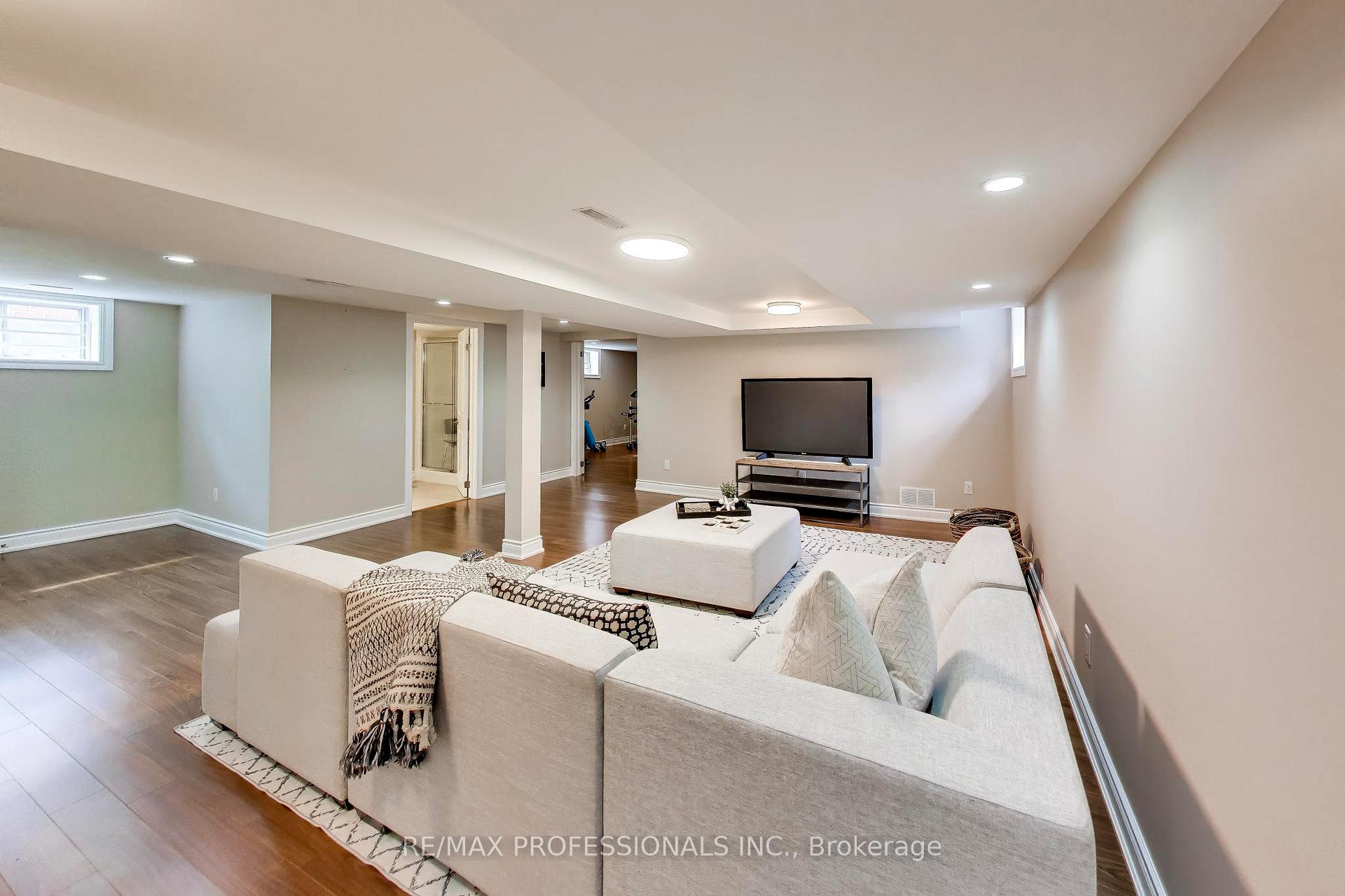 Photo 23 of 24 Beaverbrook Avenue, Etobicoke, Princess-Rosethorn — HOMEH