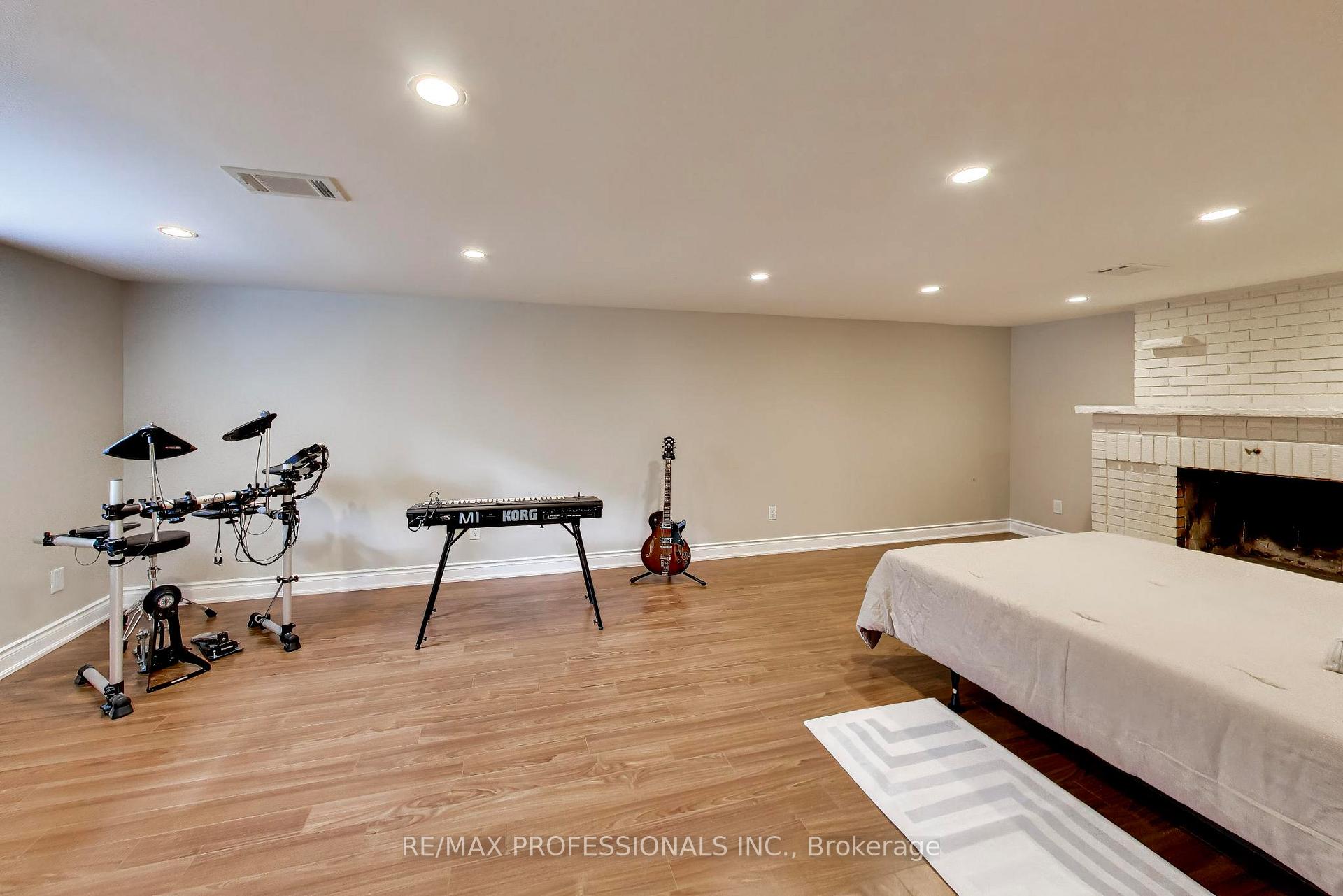 Photo 25 of 24 Beaverbrook Avenue, Etobicoke, Princess-Rosethorn — HOMEH
