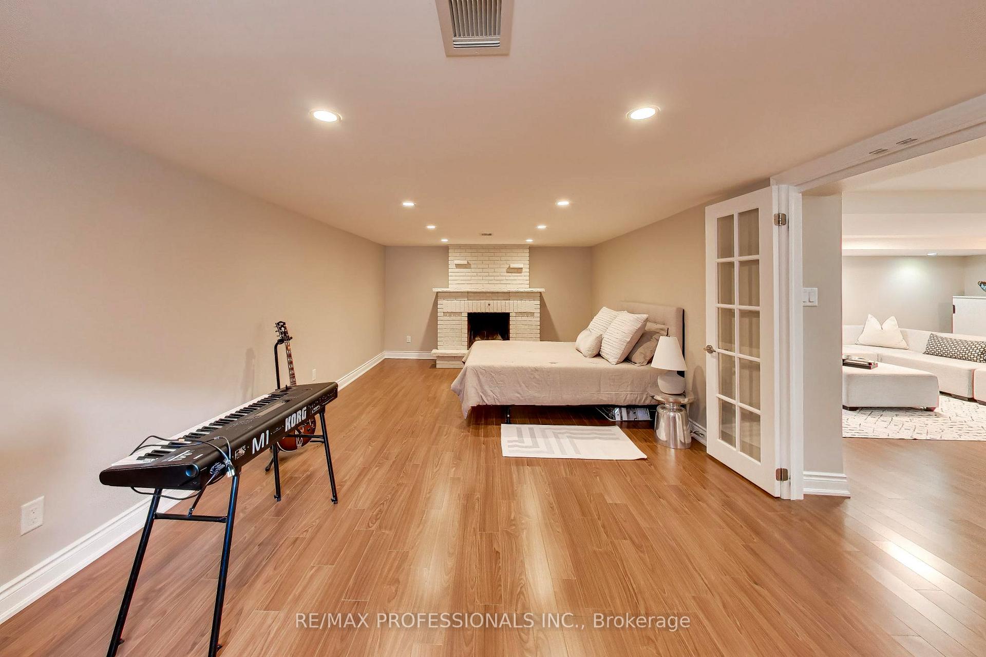 Photo 26 of 24 Beaverbrook Avenue, Etobicoke, Princess-Rosethorn — HOMEH