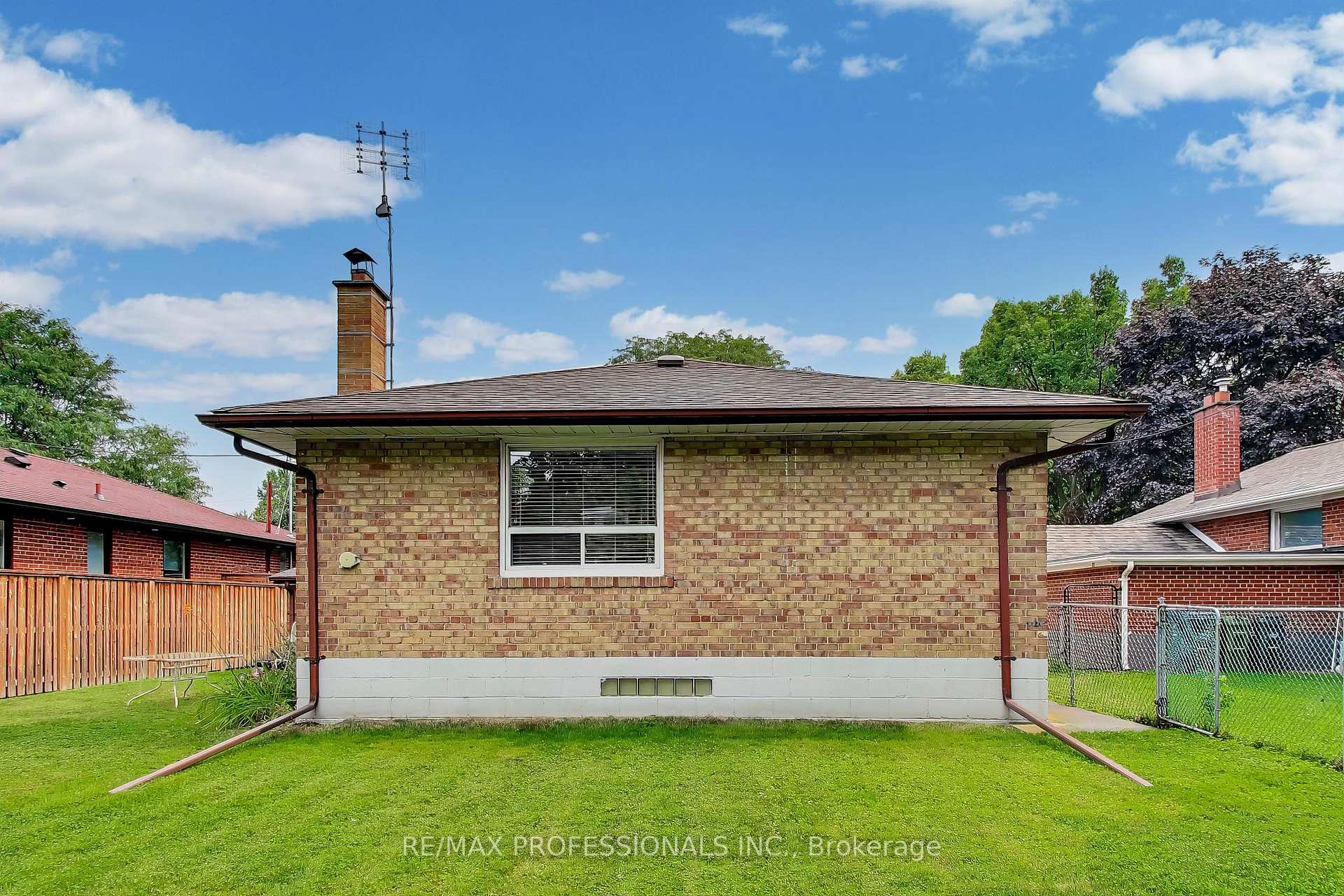 Photo 30 of 24 Beaverbrook Avenue, Etobicoke, Princess-Rosethorn — HOMEH