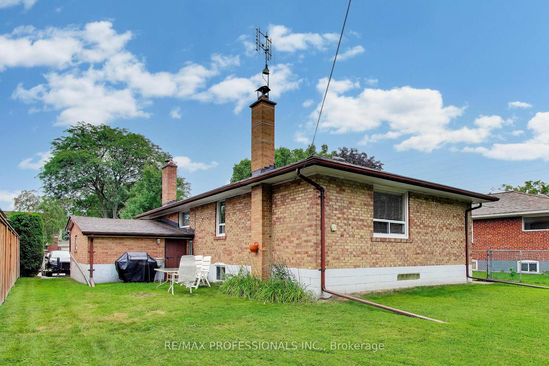 Photo 31 of 24 Beaverbrook Avenue, Etobicoke, Princess-Rosethorn — HOMEH