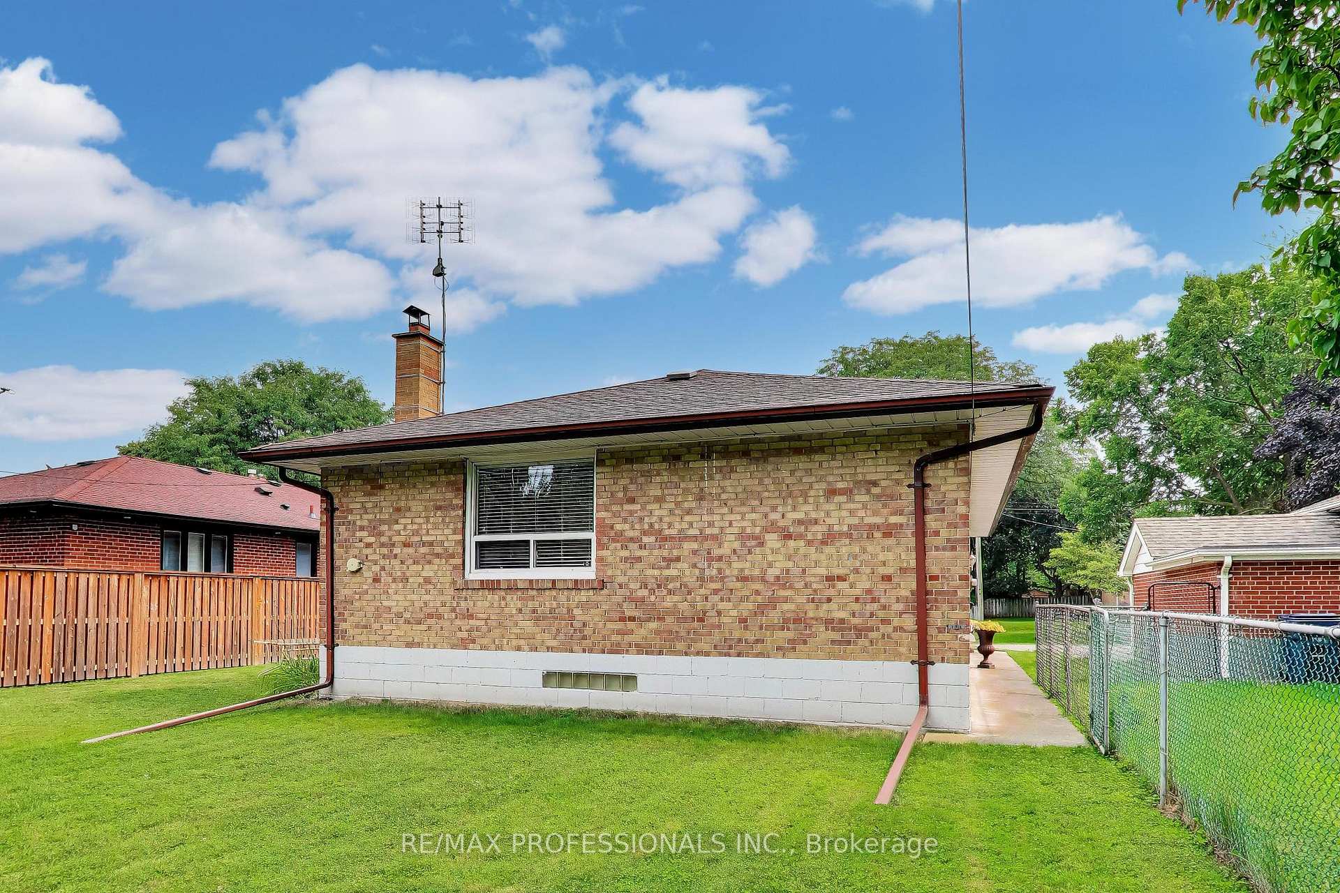 Photo 32 of 24 Beaverbrook Avenue, Etobicoke, Princess-Rosethorn — HOMEH