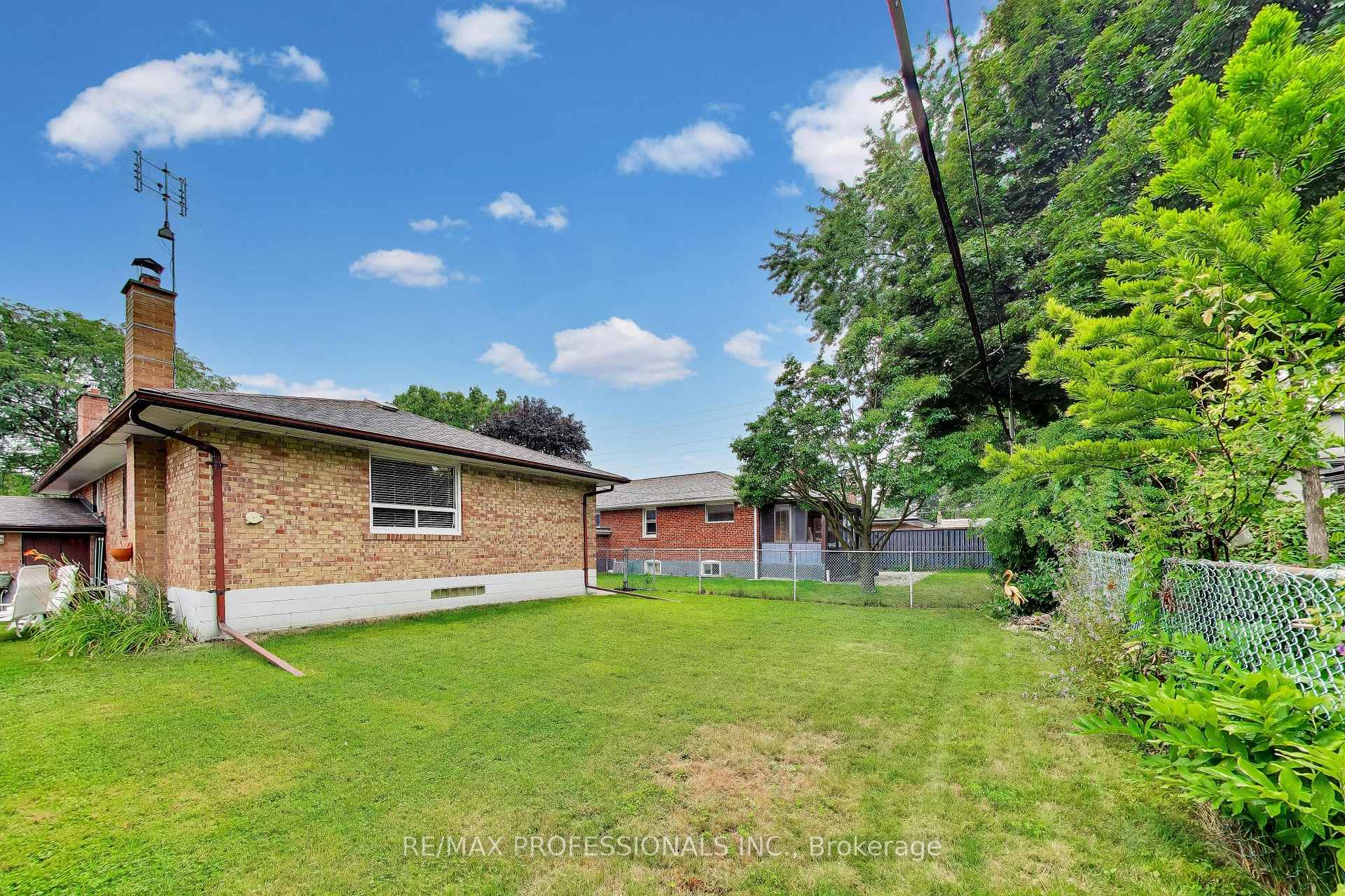 Photo 33 of 24 Beaverbrook Avenue, Etobicoke, Princess-Rosethorn — HOMEH