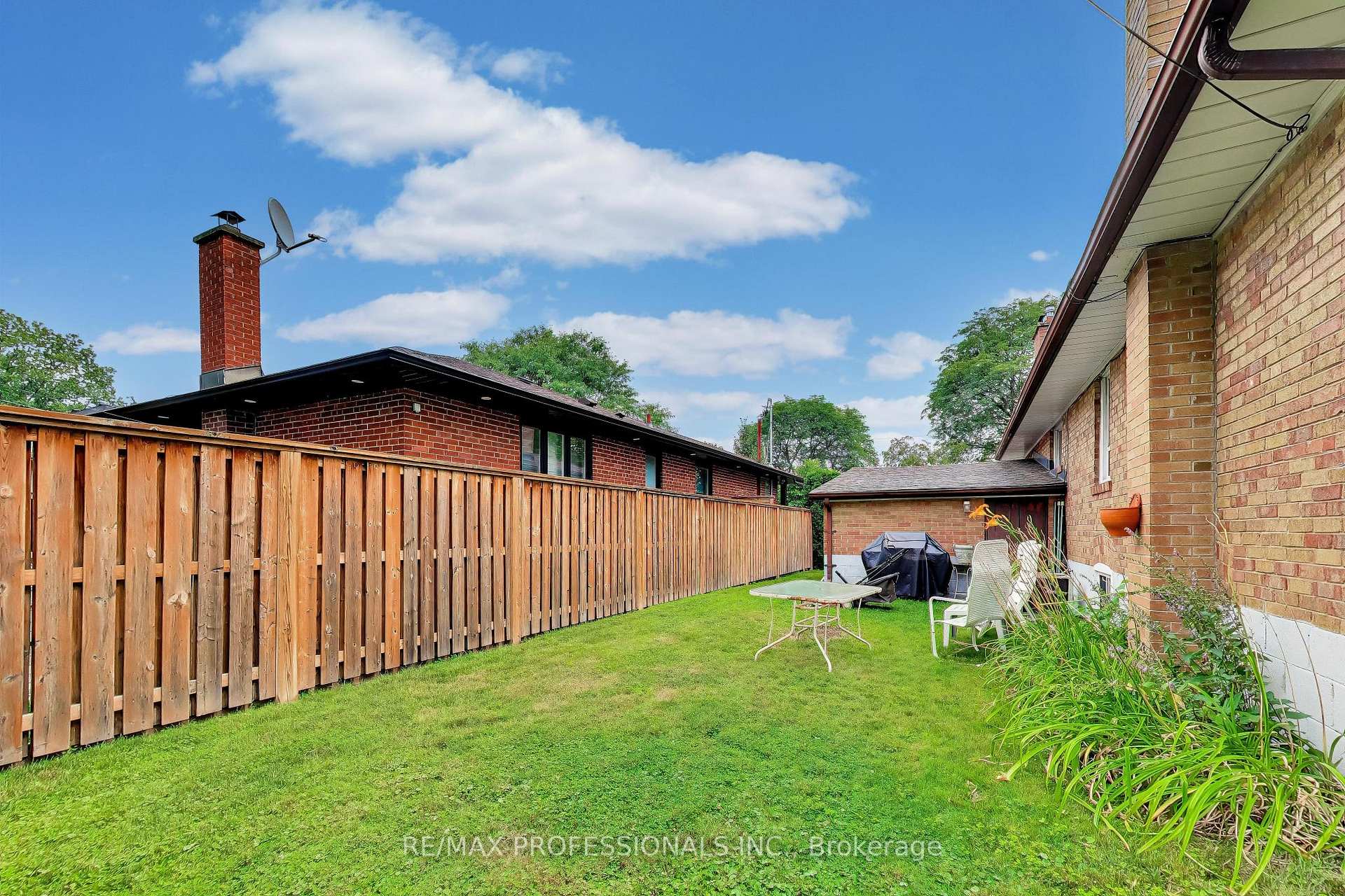 Photo 35 of 24 Beaverbrook Avenue, Etobicoke, Princess-Rosethorn — HOMEH