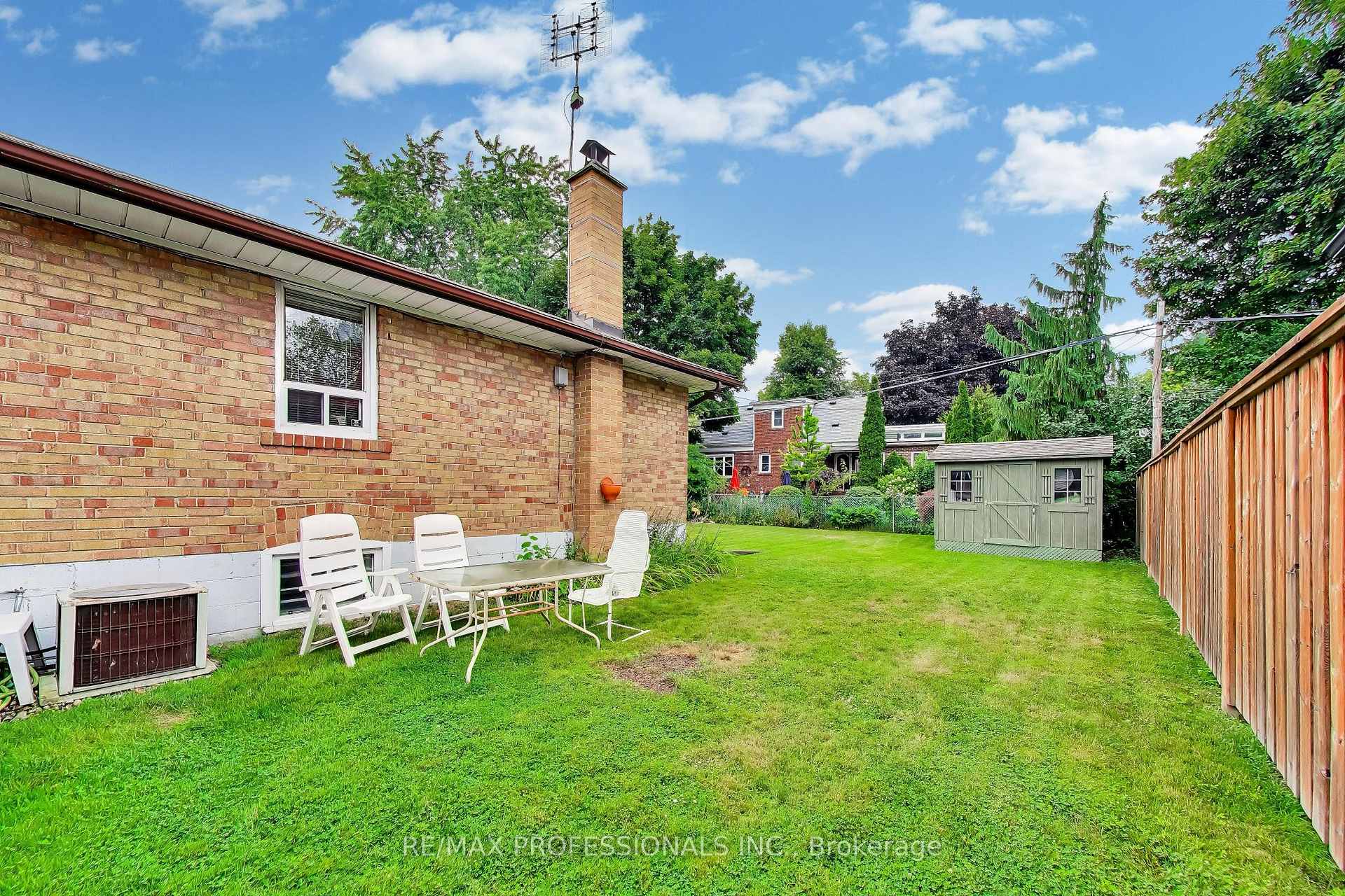 Photo 36 of 24 Beaverbrook Avenue, Etobicoke, Princess-Rosethorn — HOMEH