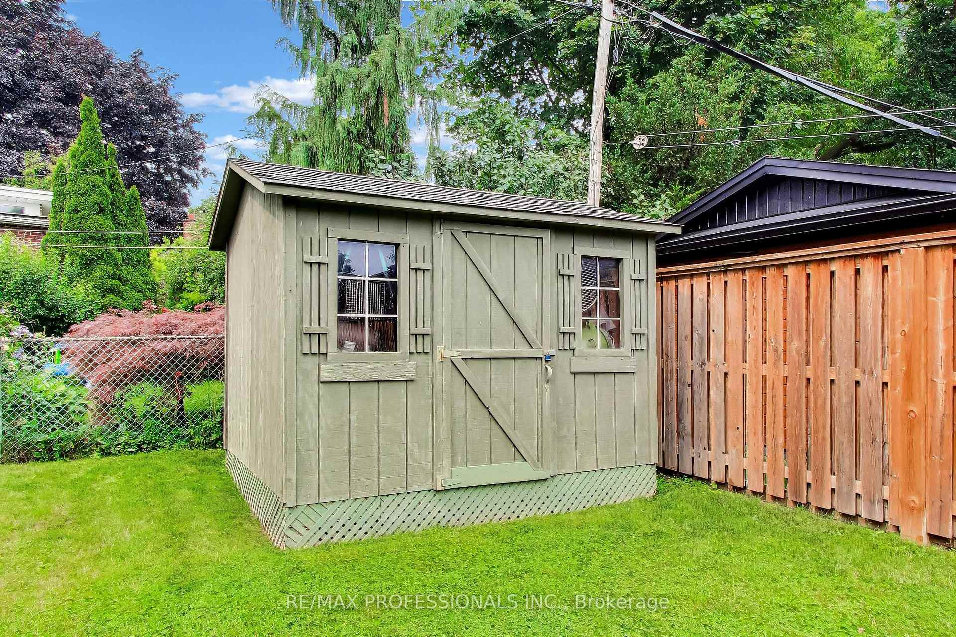 Photo 37 of 24 Beaverbrook Avenue, Etobicoke, Princess-Rosethorn — HOMEH