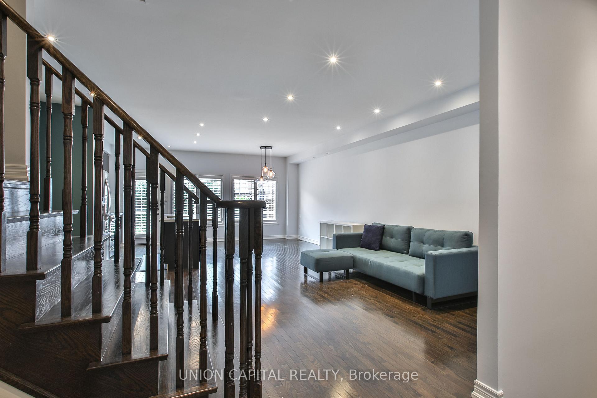 Photo 6 of 3 Lindvest Crescent, Vaughan, Patterson — HOMEH