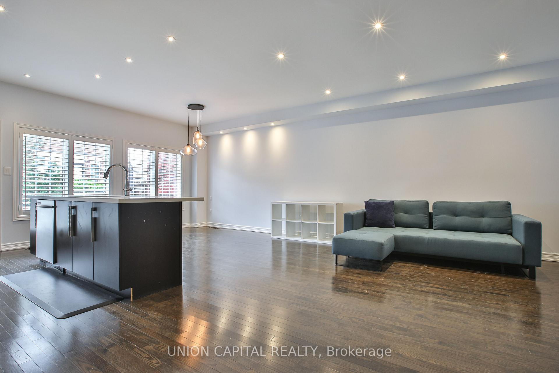 Photo 11 of 3 Lindvest Crescent, Vaughan, Patterson — HOMEH