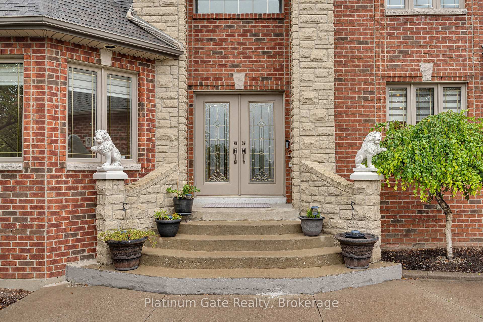 Photo 2 of 150 Seymour Crescent, Lakeshore — HOMEH