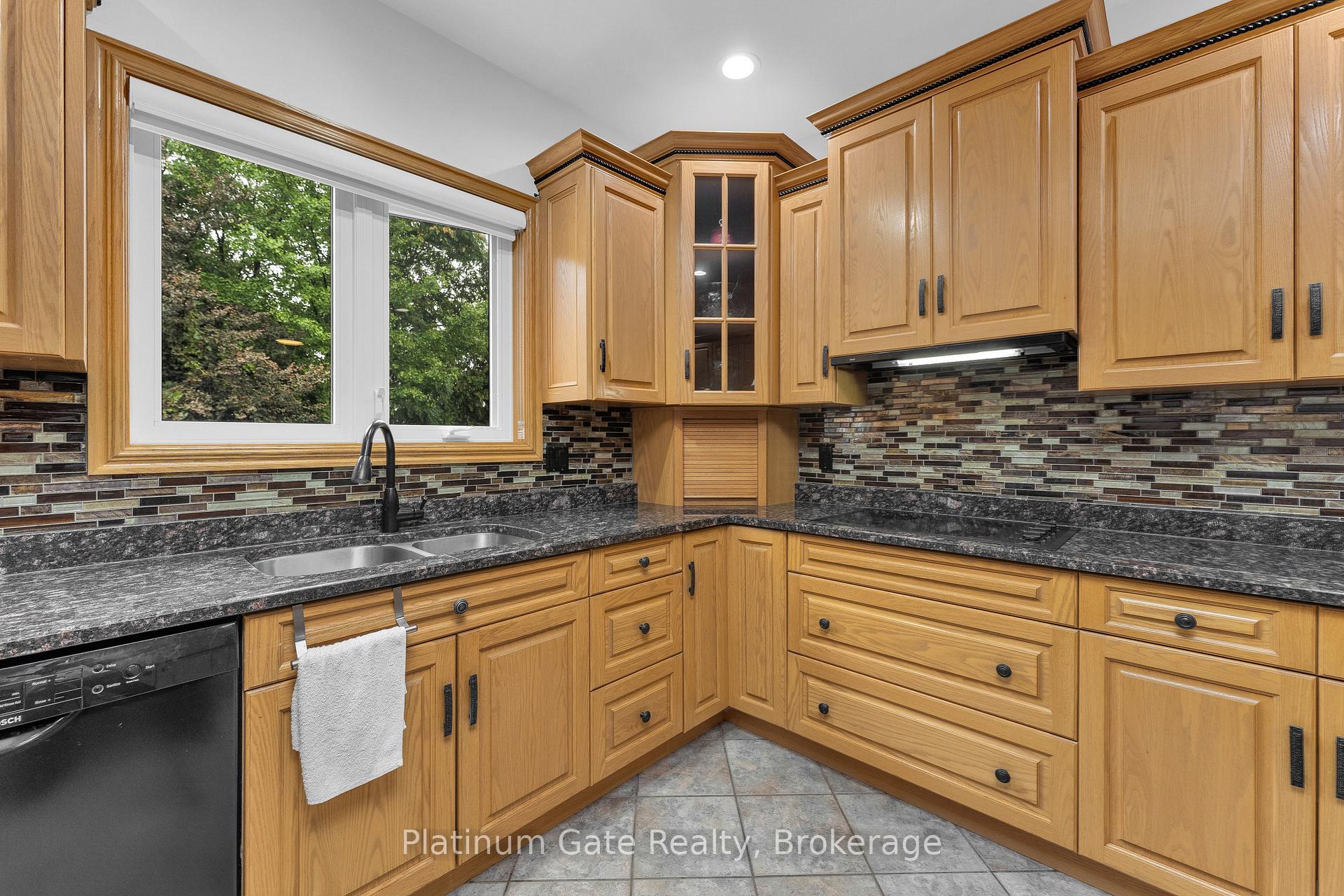 Photo 25 of 150 Seymour Crescent, Lakeshore — HOMEH