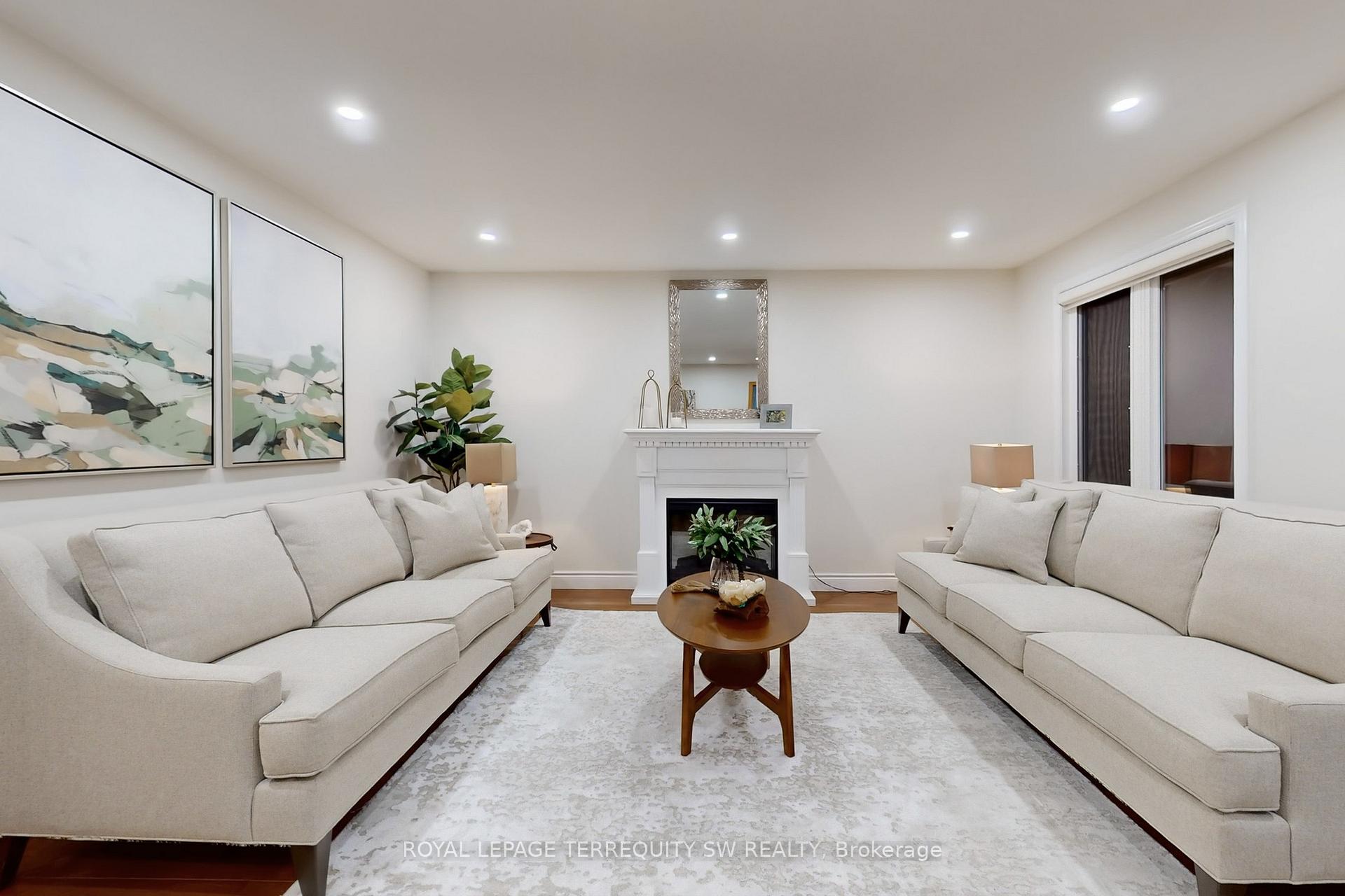 Photo 2 of 8 Chalmers Court, Brampton, Heart Lake East — HOMEH