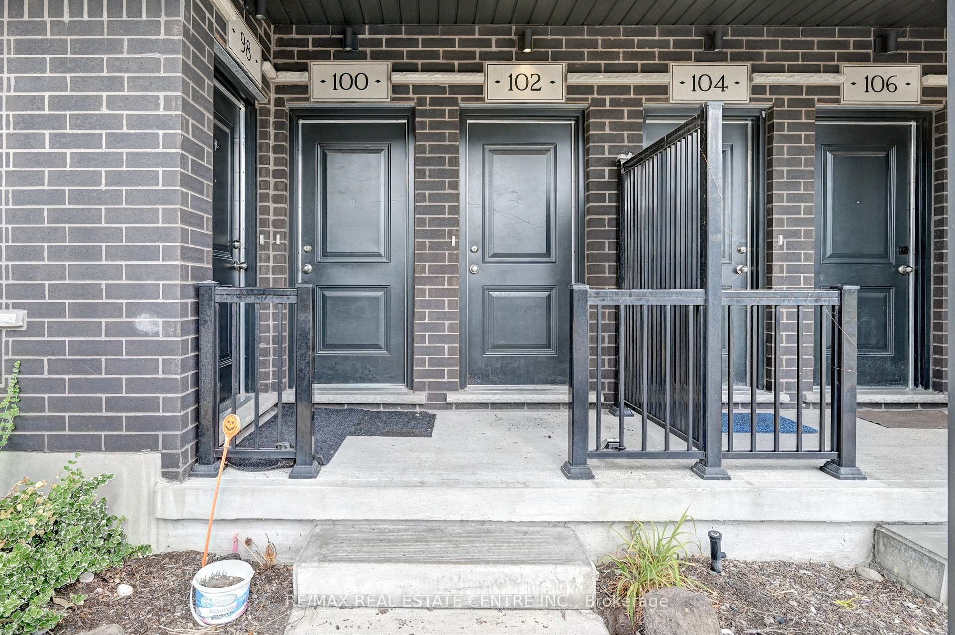 Photo 3 of 102 Wheat Lane, Kitchener, Huron Park — HOMEH