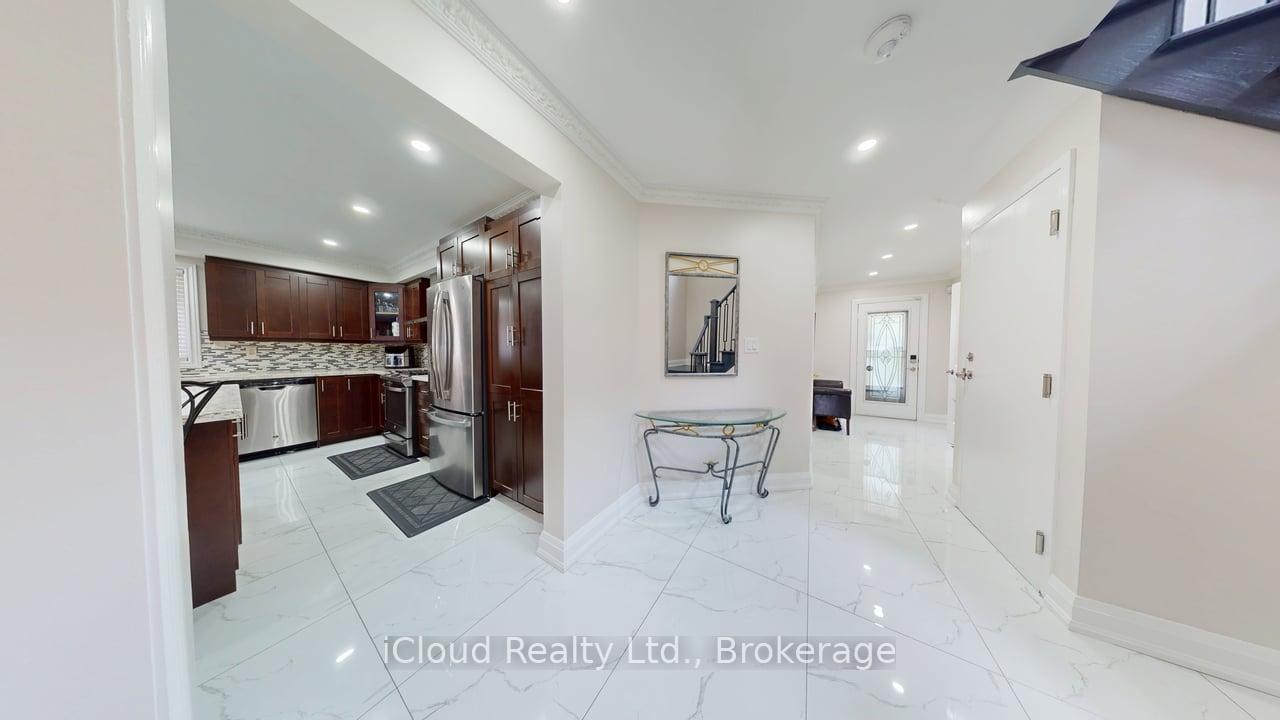 Photo 2 of 71 Tufton Crescent, Brampton, Fletcher's Meadow — HOMEH