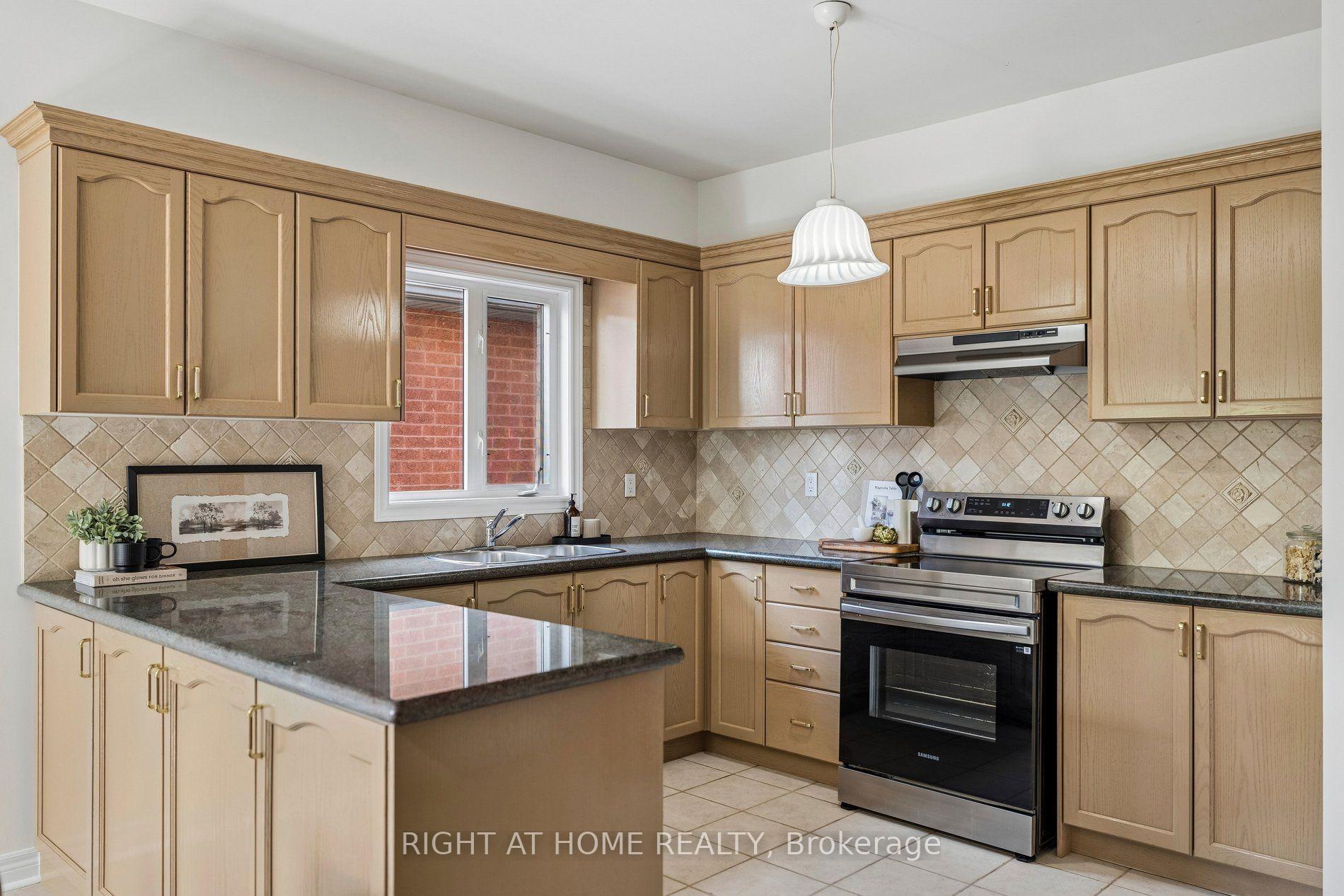 Photo 13 of 251 Sonoma Boulevard, Vaughan, Sonoma Heights — HOMEH