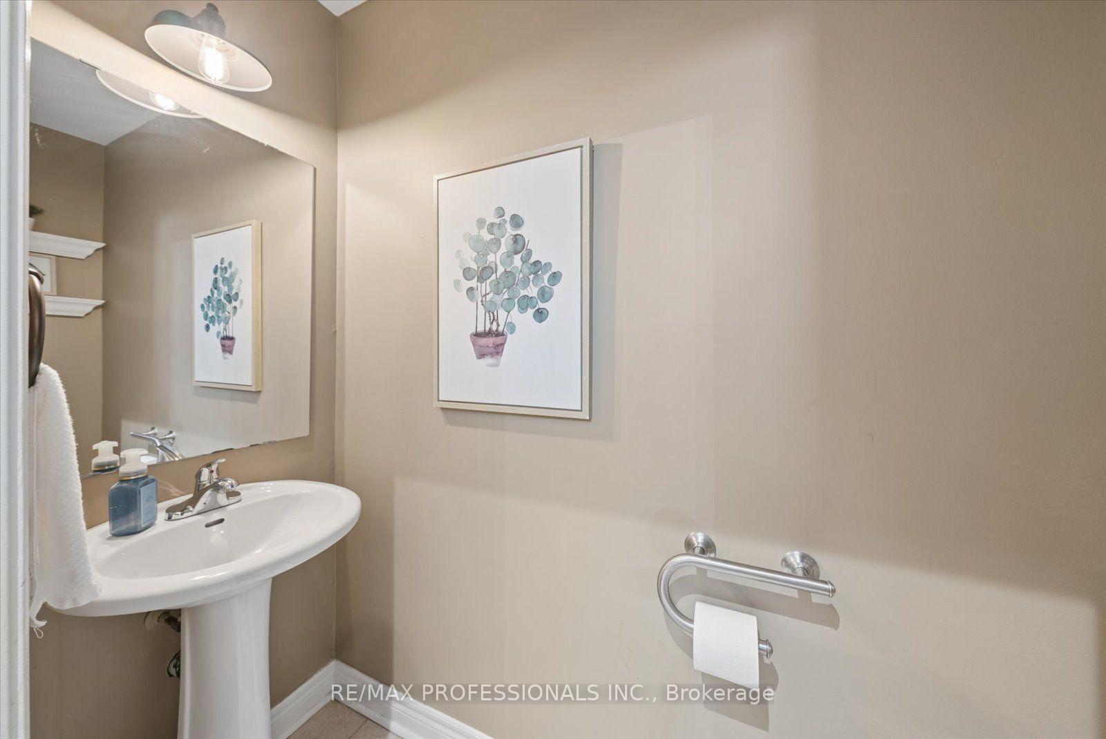 Photo 18 of 62 Blackfriar Avenue, Whitby, Brooklin — HOMEH