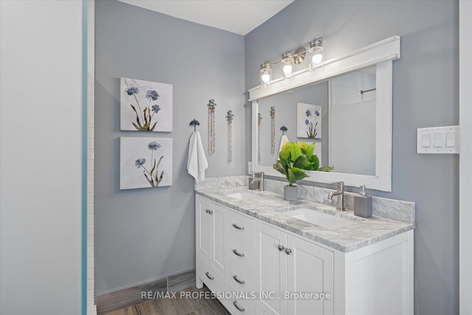 Photo 23 of 62 Blackfriar Avenue, Whitby, Brooklin — HOMEH