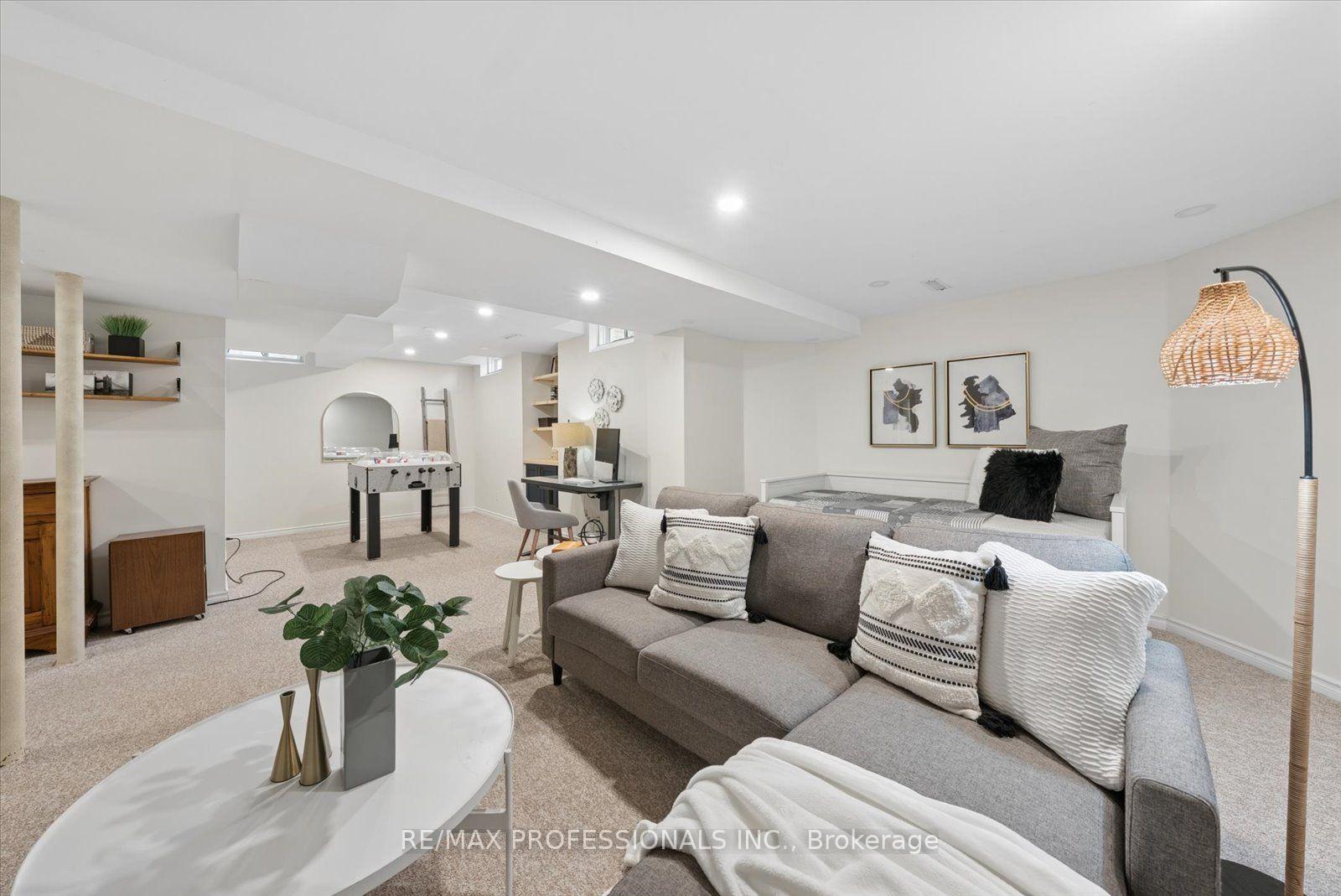 Photo 36 of 62 Blackfriar Avenue, Whitby, Brooklin — HOMEH