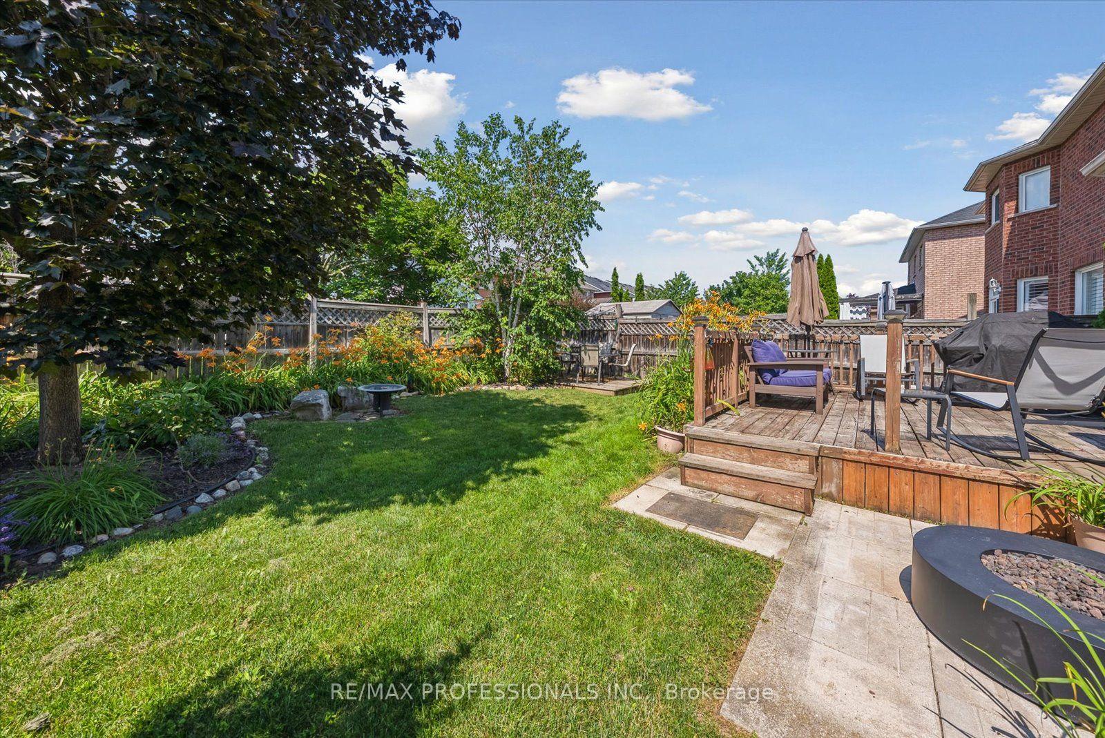 Photo 42 of 62 Blackfriar Avenue, Whitby, Brooklin — HOMEH