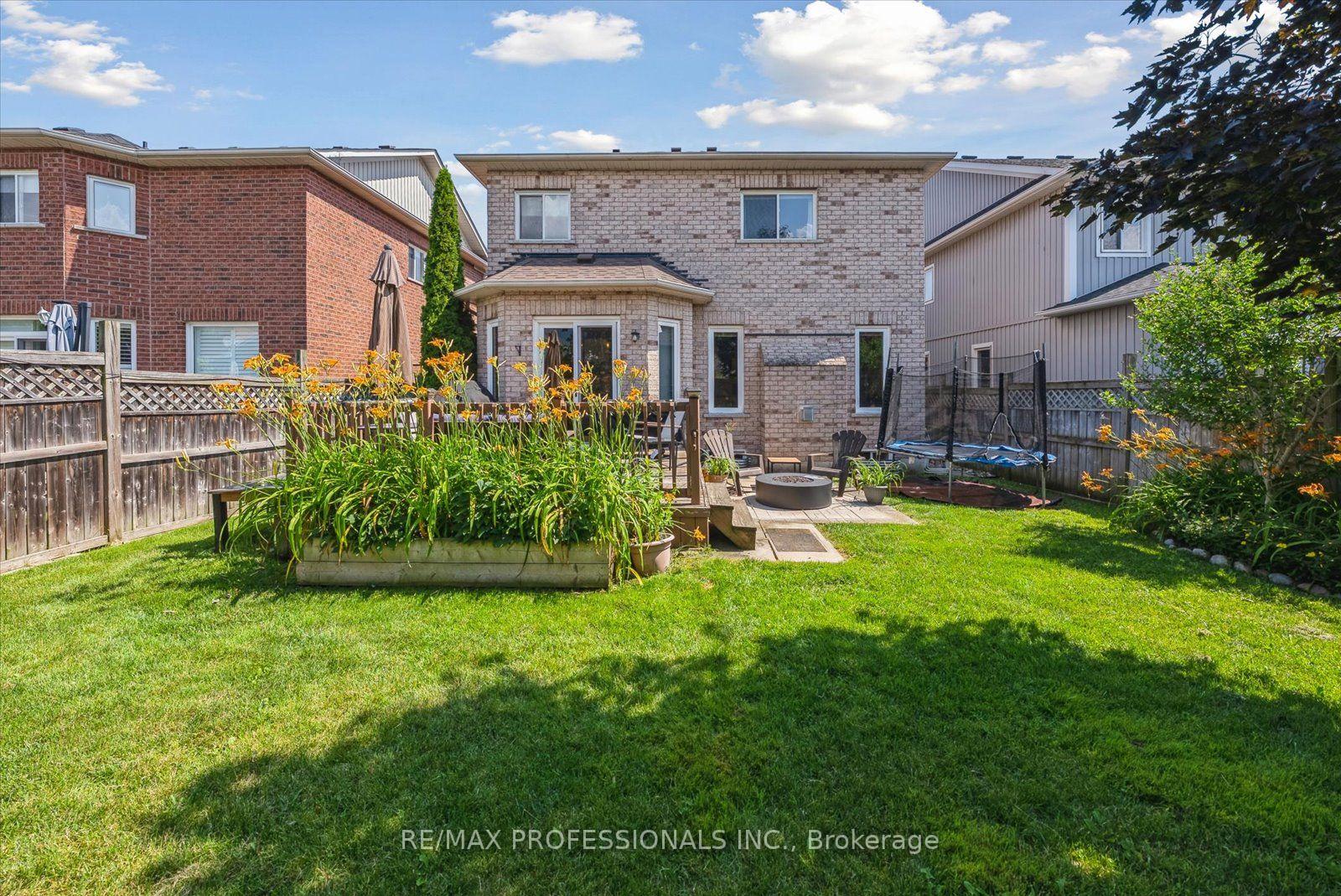 Photo 43 of 62 Blackfriar Avenue, Whitby, Brooklin — HOMEH