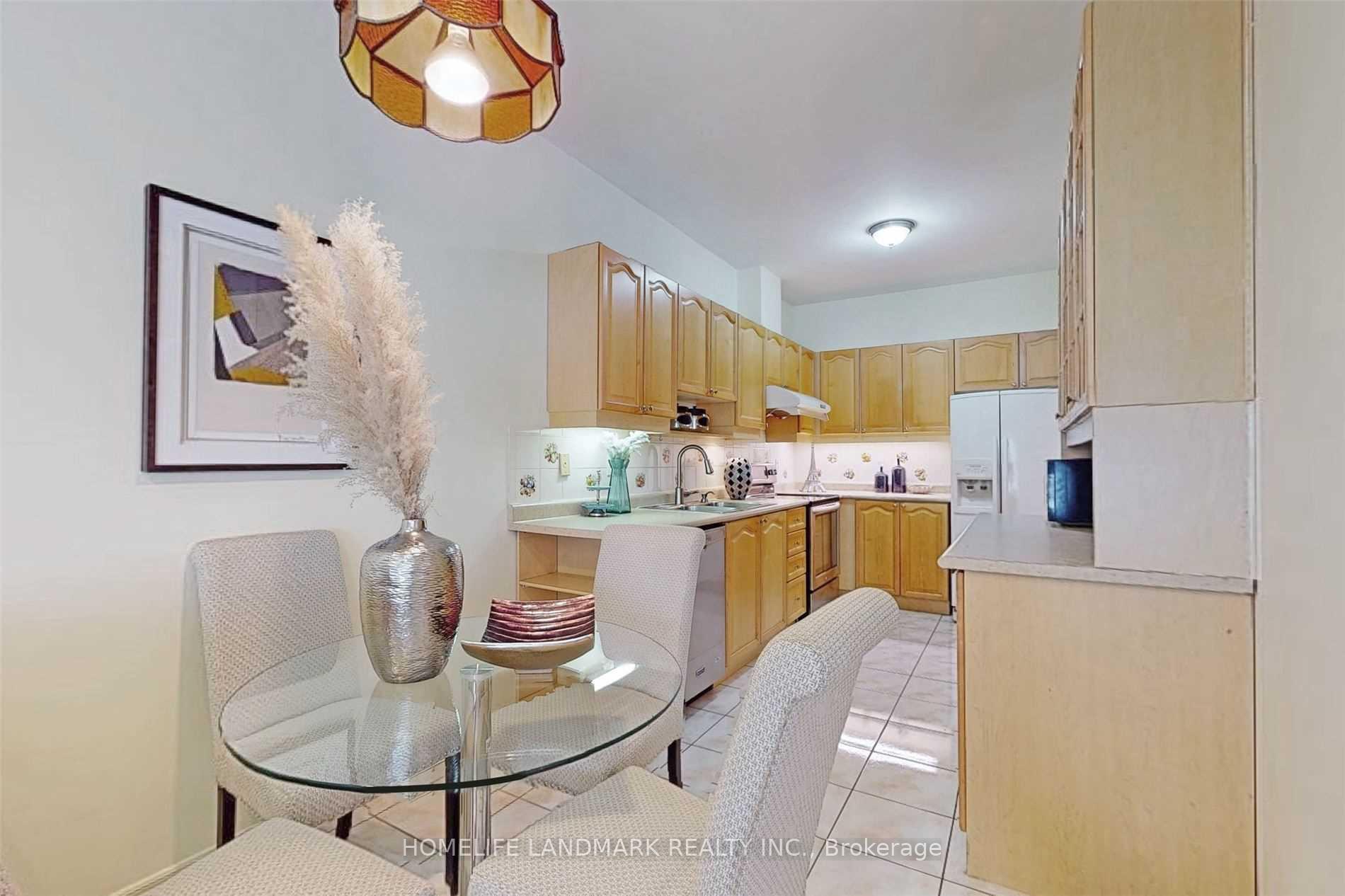 Photo 10 of 22 Kingsbridge Circle, Vaughan, Beverley Glen — HOMEH