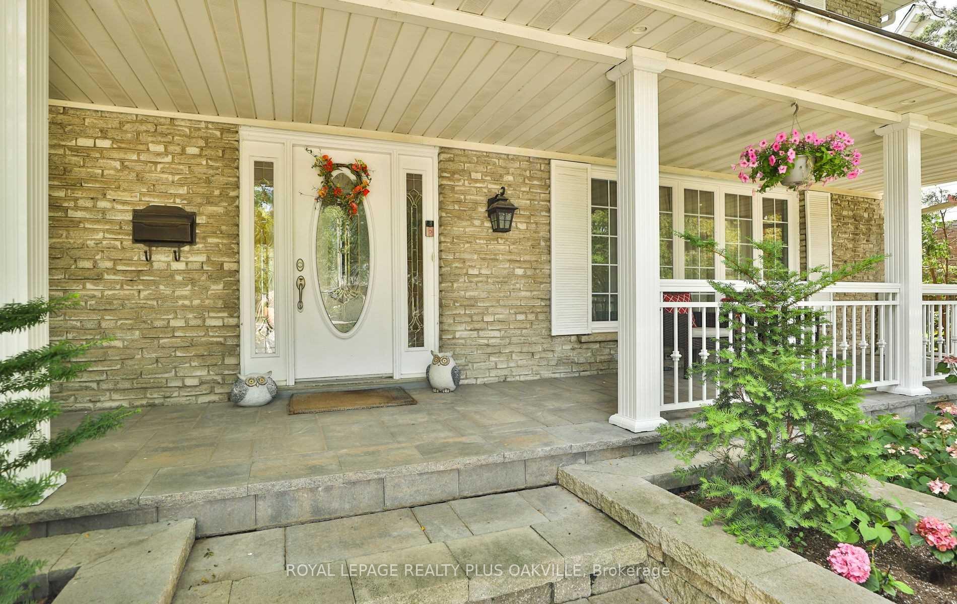 Photo 3 of 2100 Waycross Crescent, Mississauga, Sheridan — HOMEH