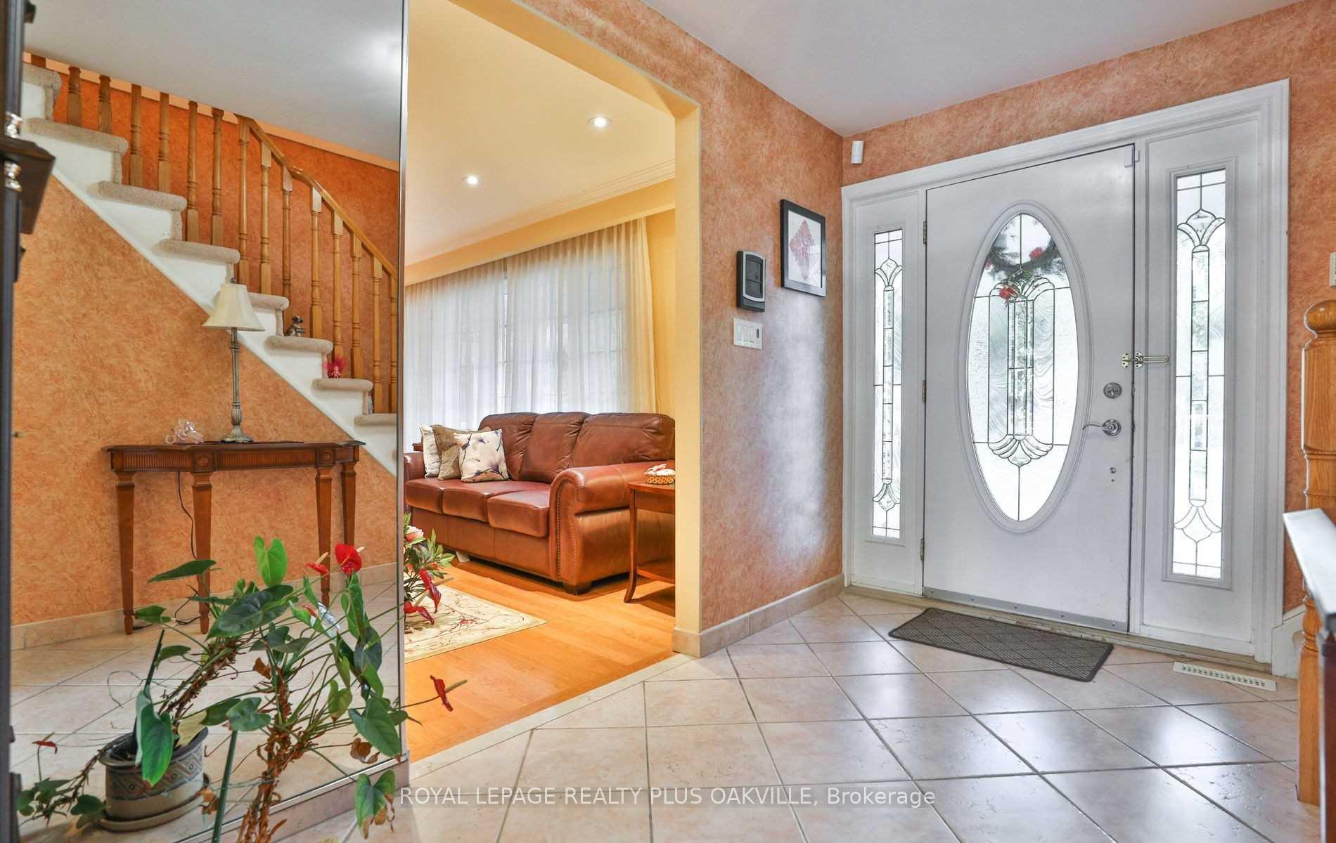 Photo 4 of 2100 Waycross Crescent, Mississauga, Sheridan — HOMEH