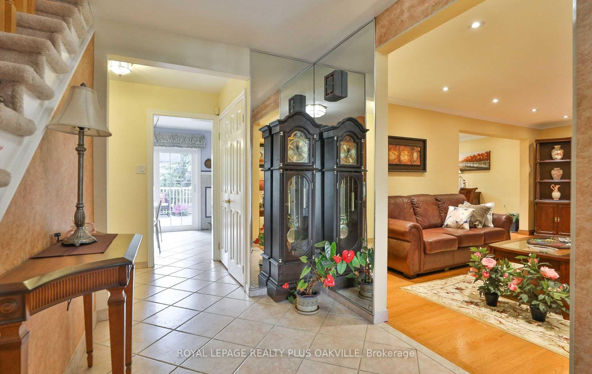 Photo 5 of 2100 Waycross Crescent, Mississauga, Sheridan — HOMEH