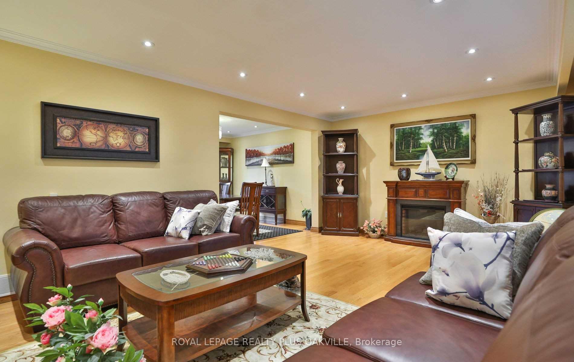 Photo 8 of 2100 Waycross Crescent, Mississauga, Sheridan — HOMEH