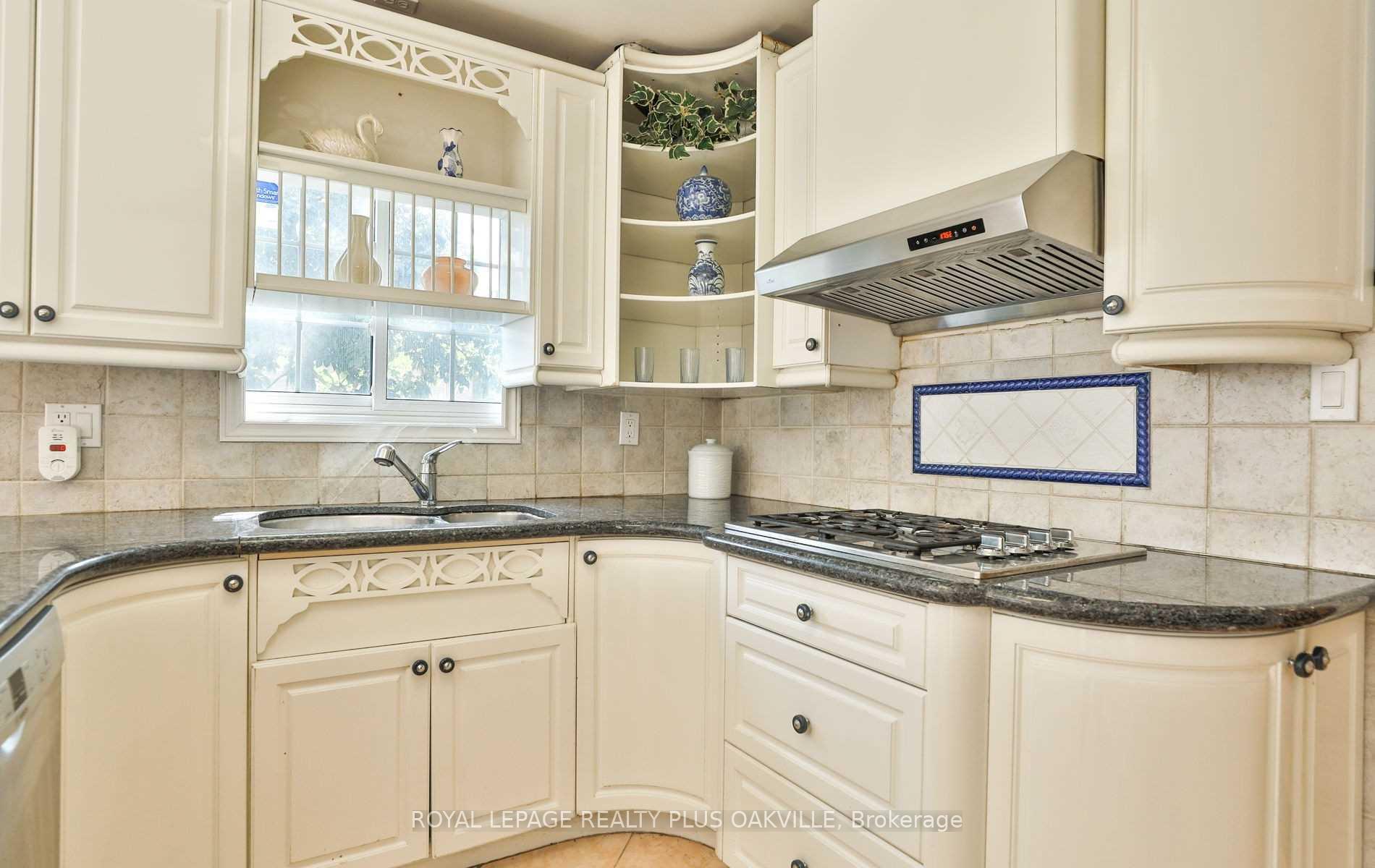 Photo 16 of 2100 Waycross Crescent, Mississauga, Sheridan — HOMEH
