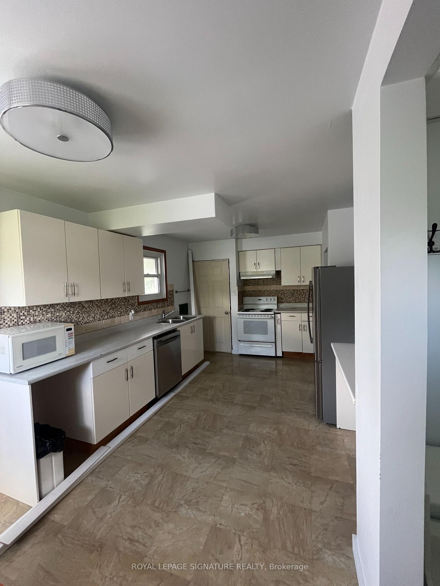 Photo 2 of Unit Main, 154 Weber Street N, Waterloo, Lincoln Heights — HOMEH