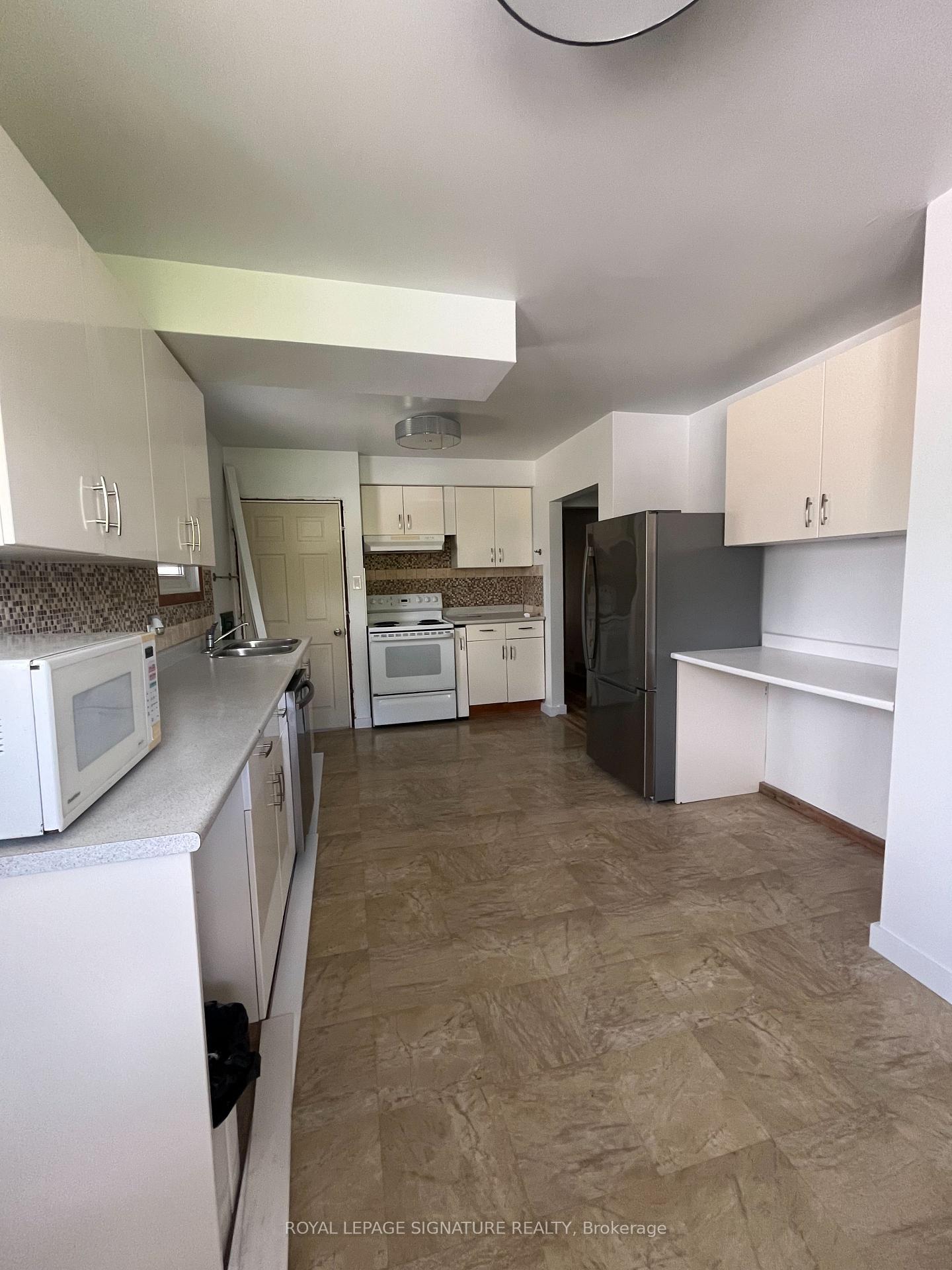 Photo 3 of Unit Main, 154 Weber Street N, Waterloo, Lincoln Heights — HOMEH