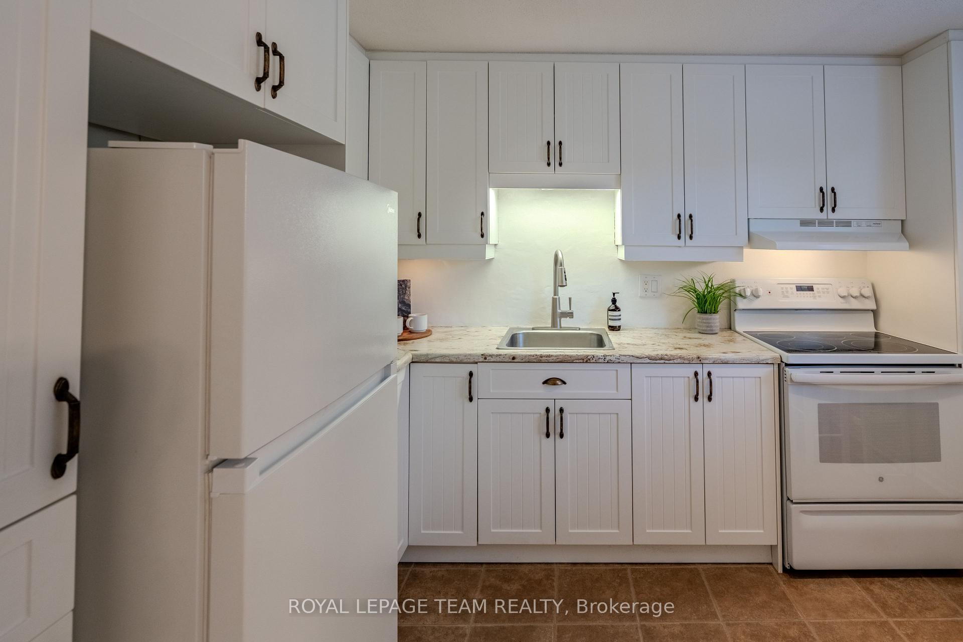 Photo 3 of Unit B, 2 Larkshire Lane, Ottawa, Barrhaven - Pheasant Run — HOMEH