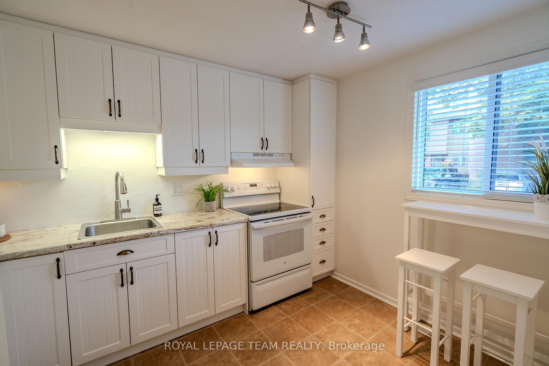 Photo 4 of Unit B, 2 Larkshire Lane, Ottawa, Barrhaven - Pheasant Run — HOMEH