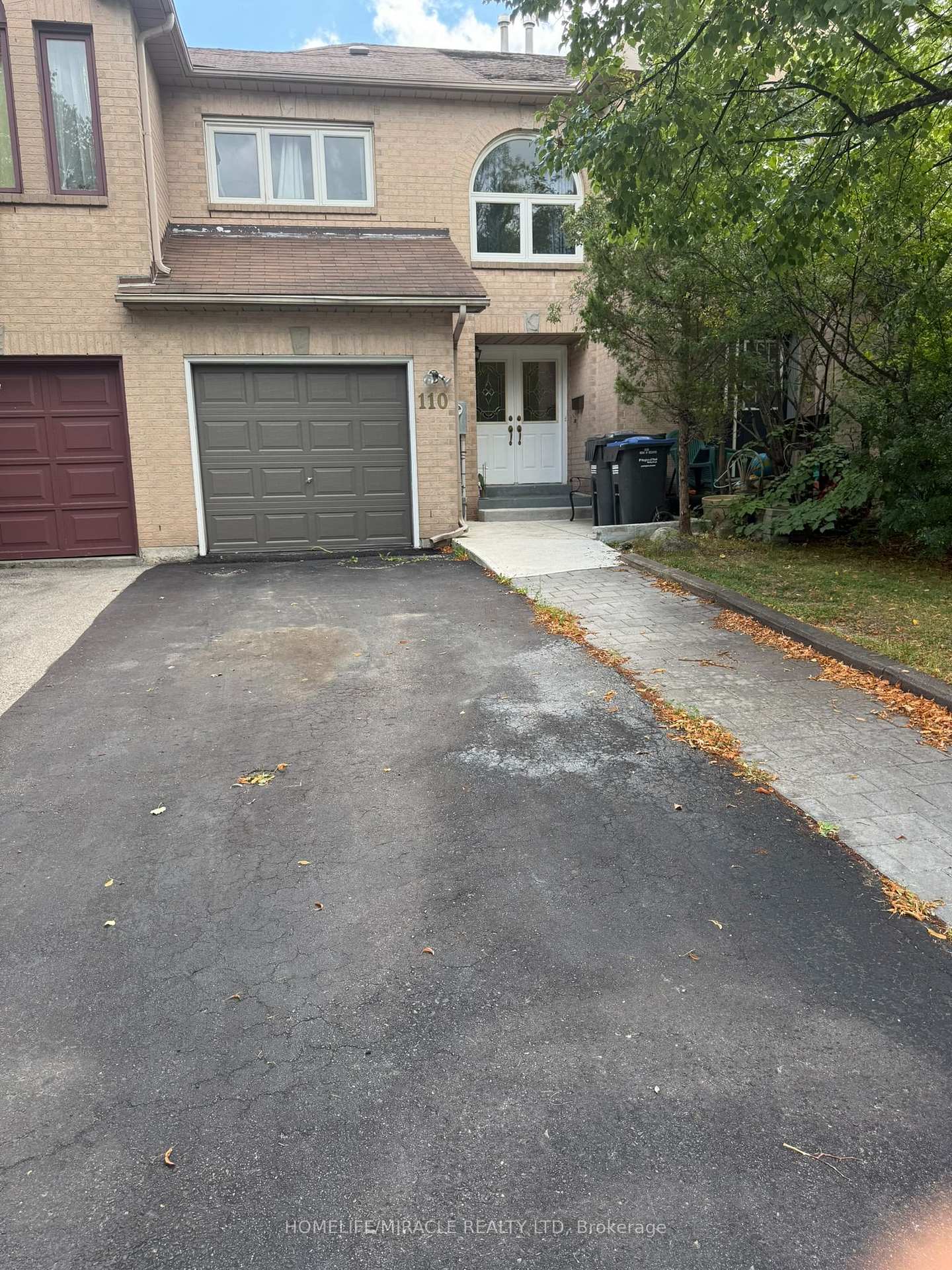 Photo 3 of 110 Richwood Crescent, Brampton, Brampton West — HOMEH