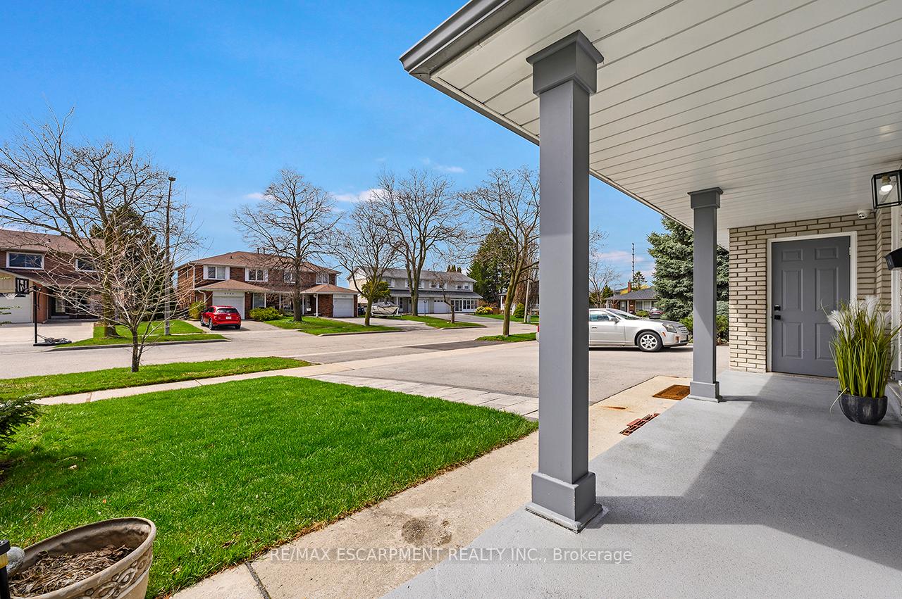 Photo 5 of 3726 Holden Crescent, Mississauga, Mississauga Valleys — HOMEH