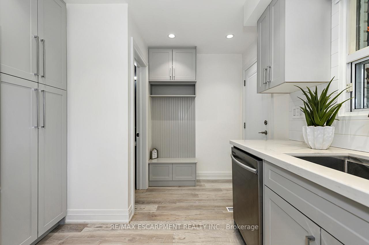 Photo 18 of 3726 Holden Crescent, Mississauga, Mississauga Valleys — HOMEH